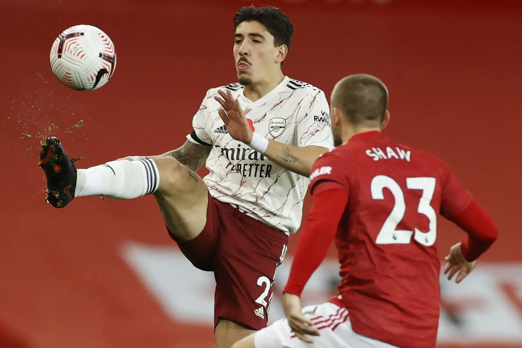 El defensor español del Arsenal, Héctor Bellerin, compite con el defensor inglés del Manchester United, Luke Shaw, durante el partido de fútbol de la Premier League. Foto: AFP