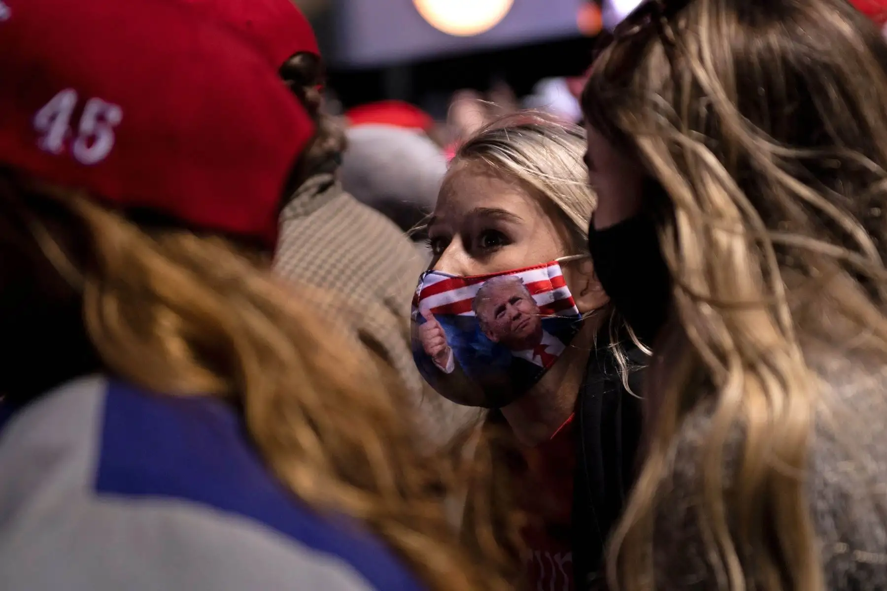 Los partidarios escuchan mientras el presidente de los Estados Unidos, Donald Trump, habla durante un mitin de Make America Great Again en el Aeropuerto Regional Hickory en Hickory, Carolina del Norte.
Foto: AFP