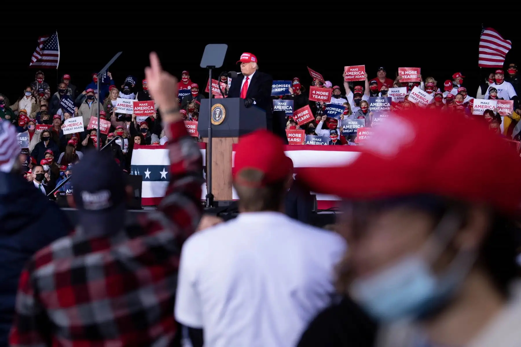 El presidente de los Estados Unidos, Donald Trump, habla durante un mitin Make America Great Again en el Aeropuerto Regional Hickory en Hickory, Carolina del Norte.
Foto: AFP