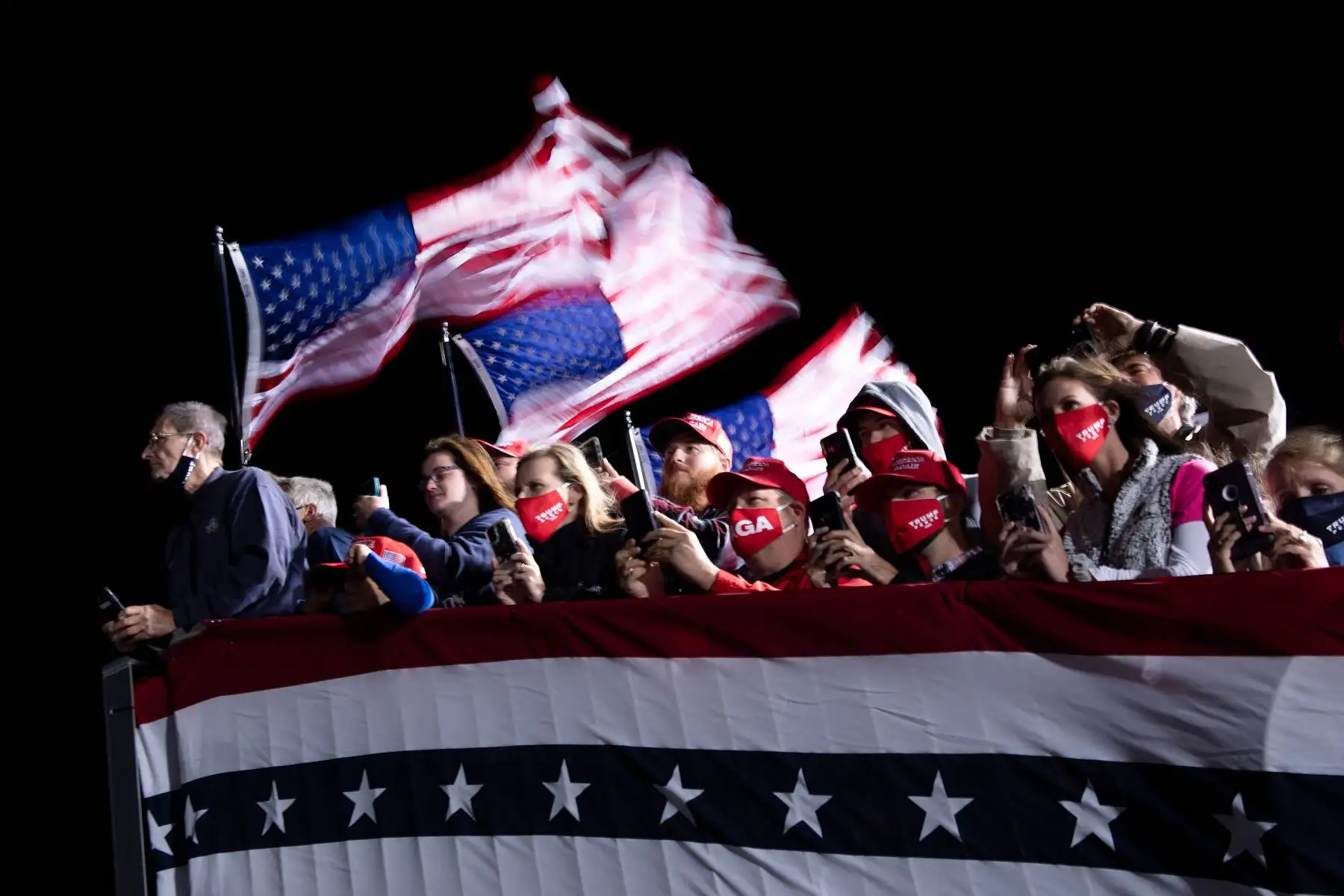 La gente observa cómo el presidente de los Estados Unidos, Donald Trump, llega para un mitin de Make America Great Again en el Aeropuerto Regional Hickory en Hickory, Carolina del Norte.
Foto: AFP