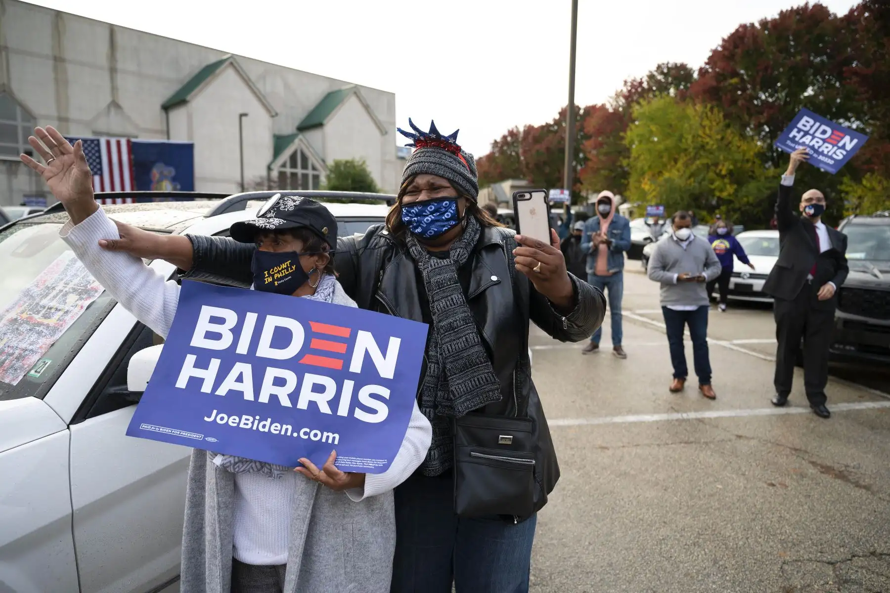 Los partidarios escuchan y vitorean mientras el candidato presidencial demócrata Joe Biden pronuncia sus comentarios durante un evento Souls to the Polls en la Iglesia Bautista Sharon en Filadelfia, Pensilvania.
Foto: AFP