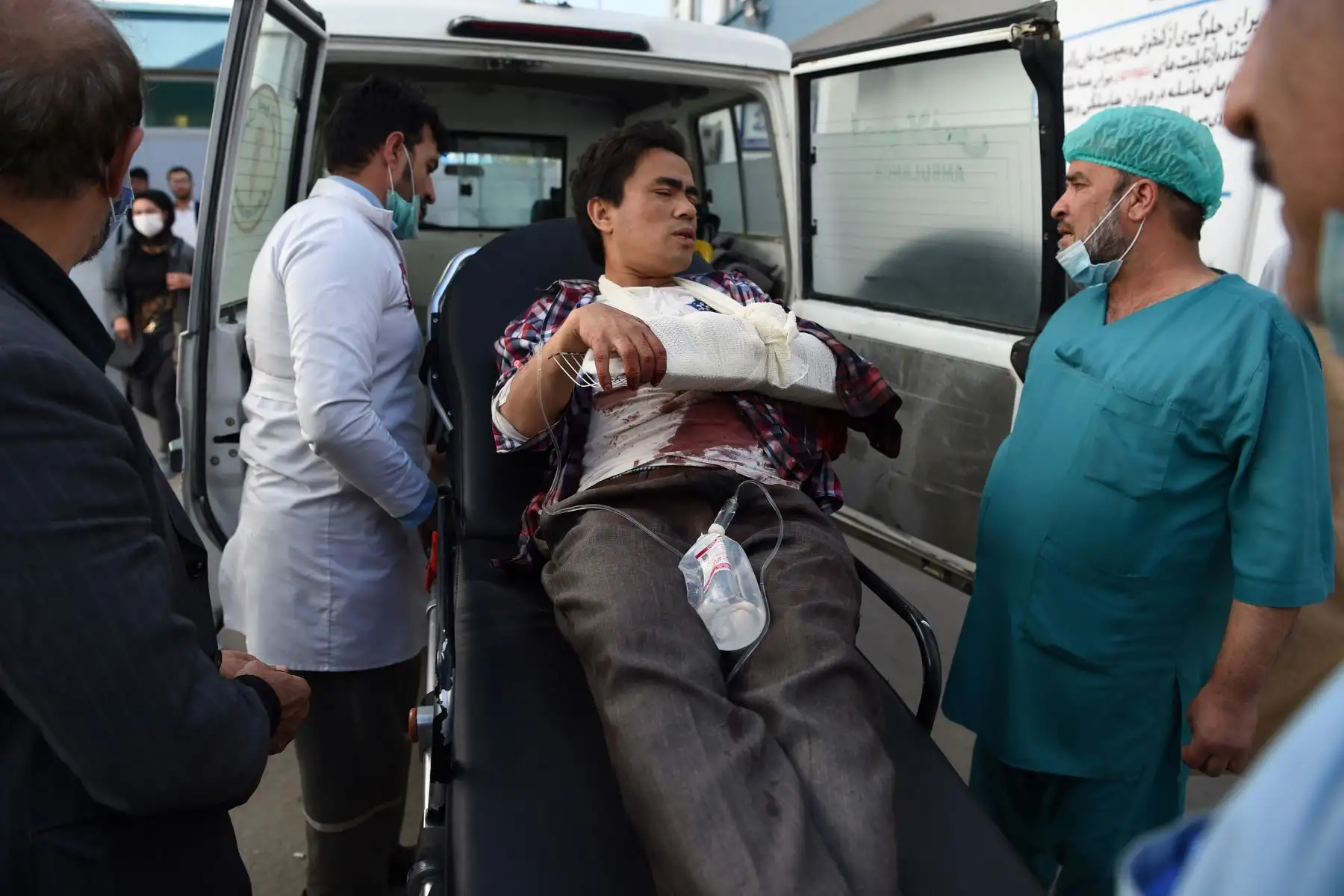 Un joven herido después de que hombres armados irrumpieran en la universidad de Kabul, llega en una ambulancia al Hospital Isteqlal, en Kabul. Foto: AFP
