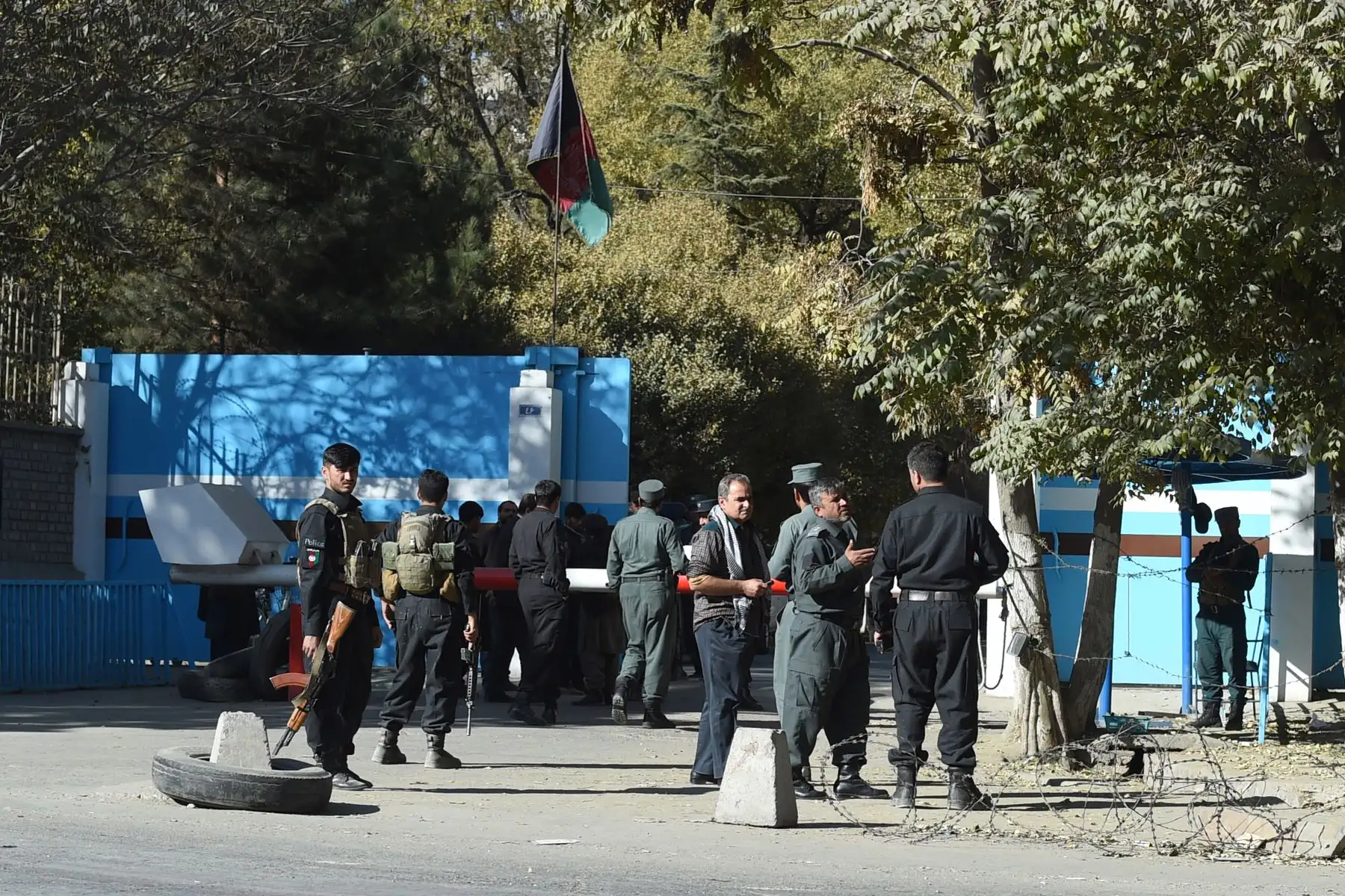 Personal de seguridad toma control de la zona luego que se reportara al menos 19 muertos tras disparos en universidad de Kabul, en Afganistán. Foto: AFP