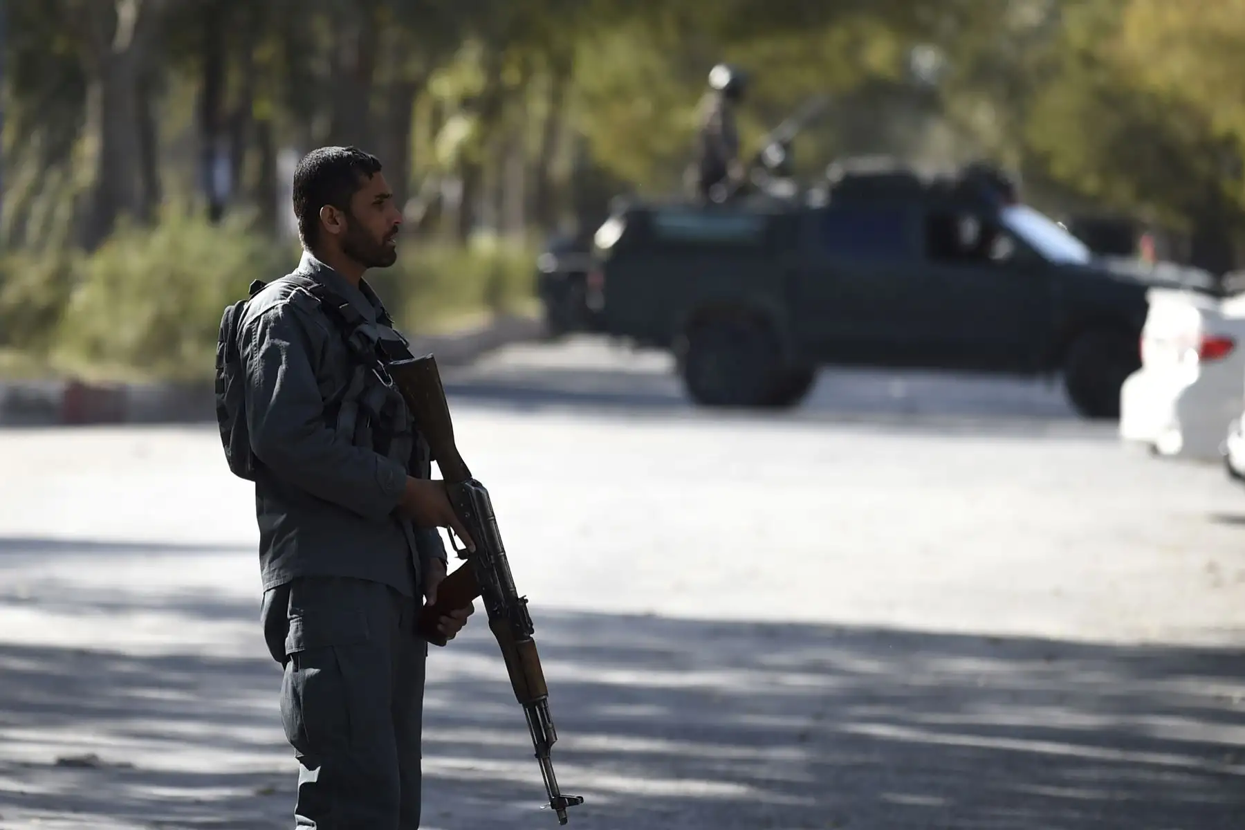 Personal de seguridad toma control de la zona luego que se reportara al menos 19 muertos tras disparos en universidad de Kabul, en Afganistán. Foto: AFP