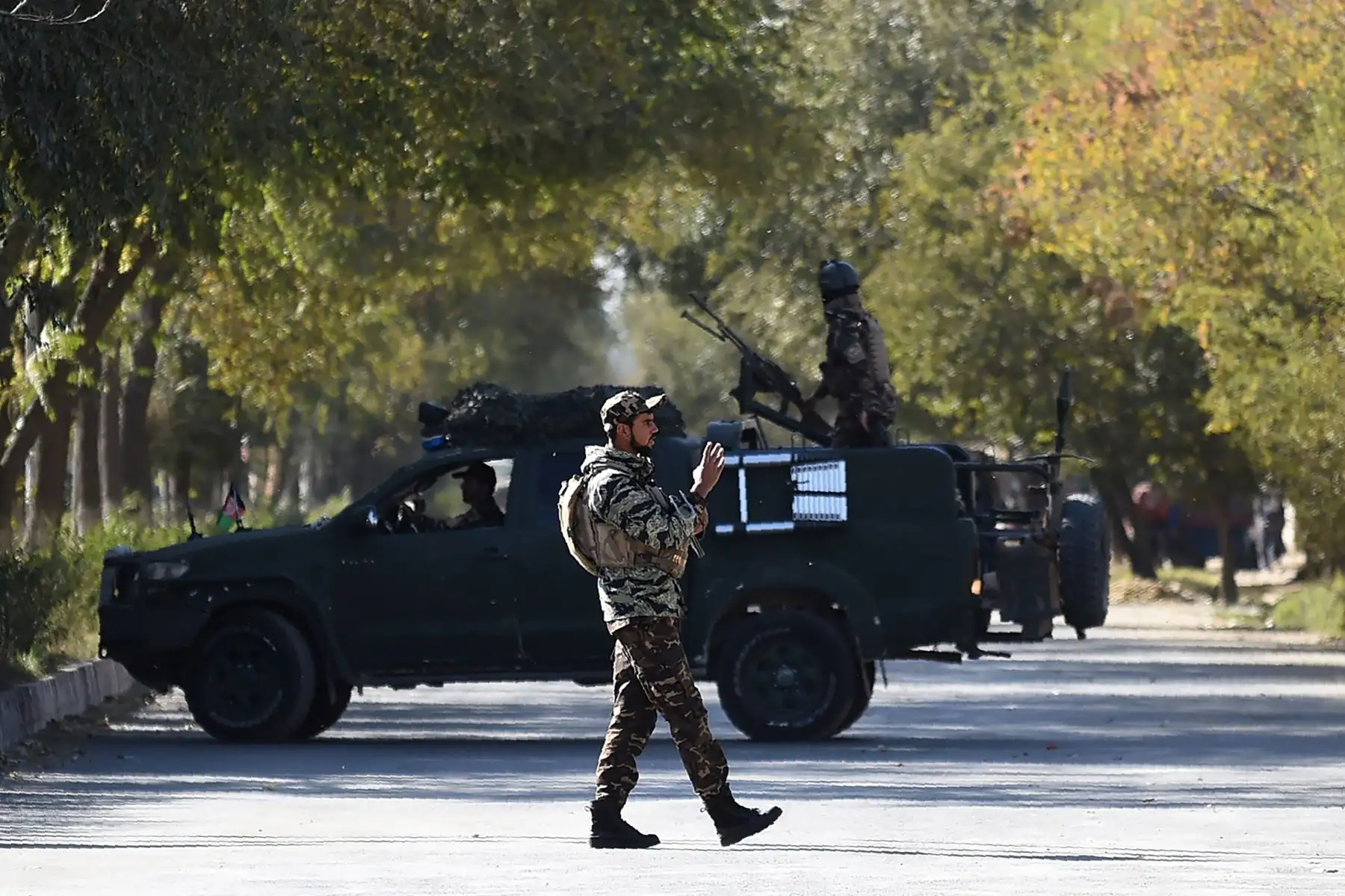 Personal de seguridad toma control de la zona luego que se reportara al menos 19 muertos tras disparos en universidad de Kabul, en Afganistán. Foto: AFP