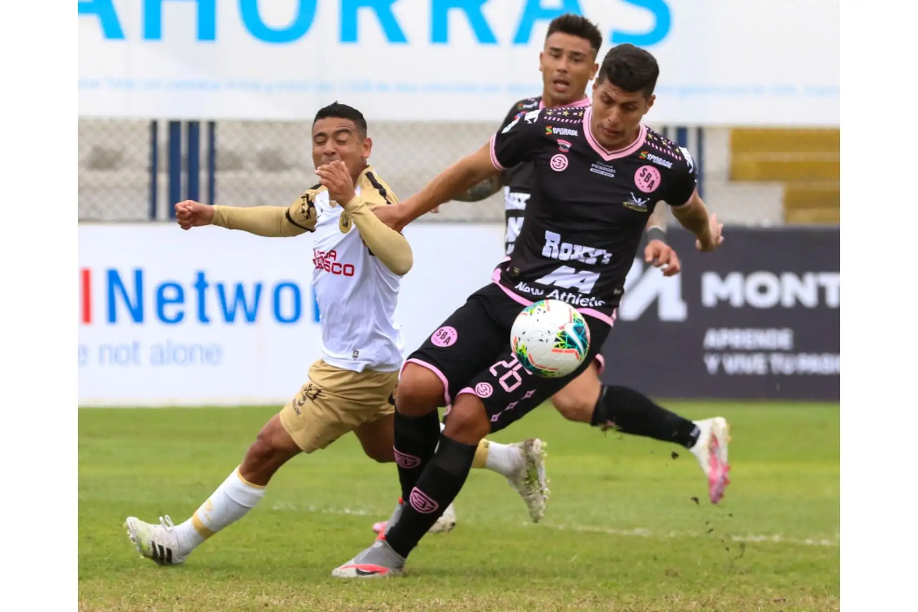 El futbolista H. Riojas del Sport Boys disputa el balón ante su rival de Cusco FC por la tercera fecha de la Fase 2 de la Liga 1, en el estadio Iván Elías Moreno. Foto: Liga 1