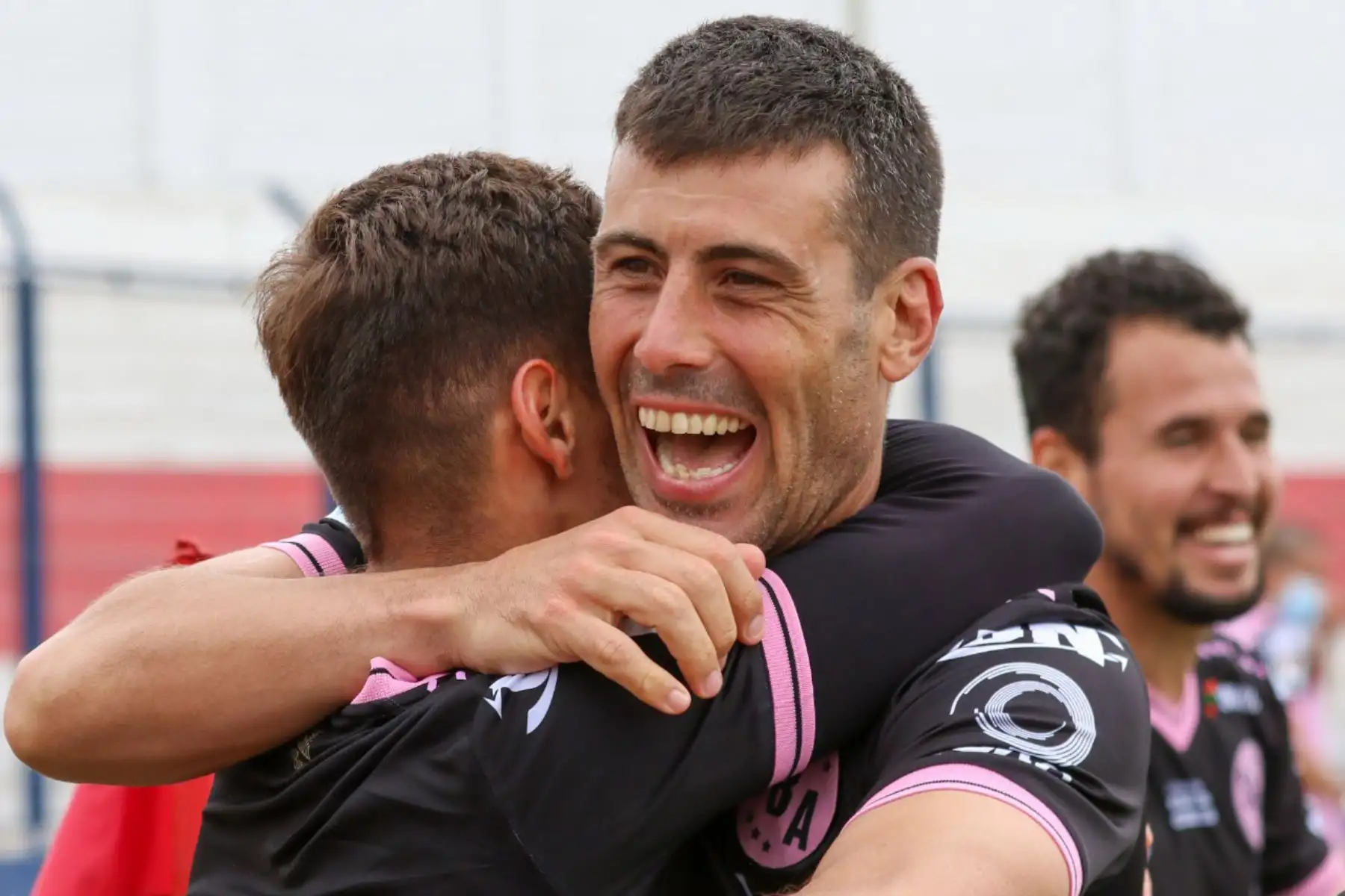 El futbolista Claudio Villagra celebra con su compañero Sebastián Penco tras marcar para el Sport Boys ante Cusco FC, por la tercera fecha de la Fase 2 de la Liga 1, en el estadio Iván Elías Moreno. Foto: Liga 1