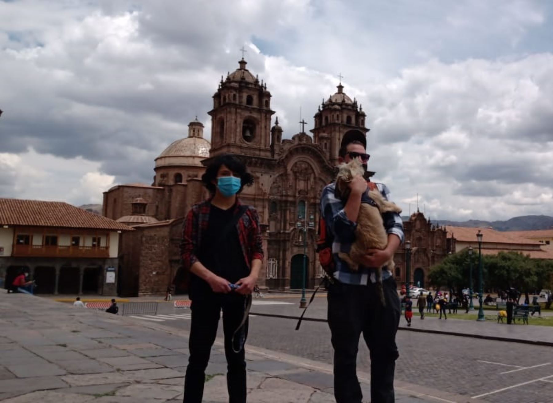 Dos turistas canadienses que se encuentran varados en Cusco desde el inicio de la pandemia de covid-19 sueñan con conocer Machu Picchu antes de retornar a su país. ANDINA/Percy Hurtado