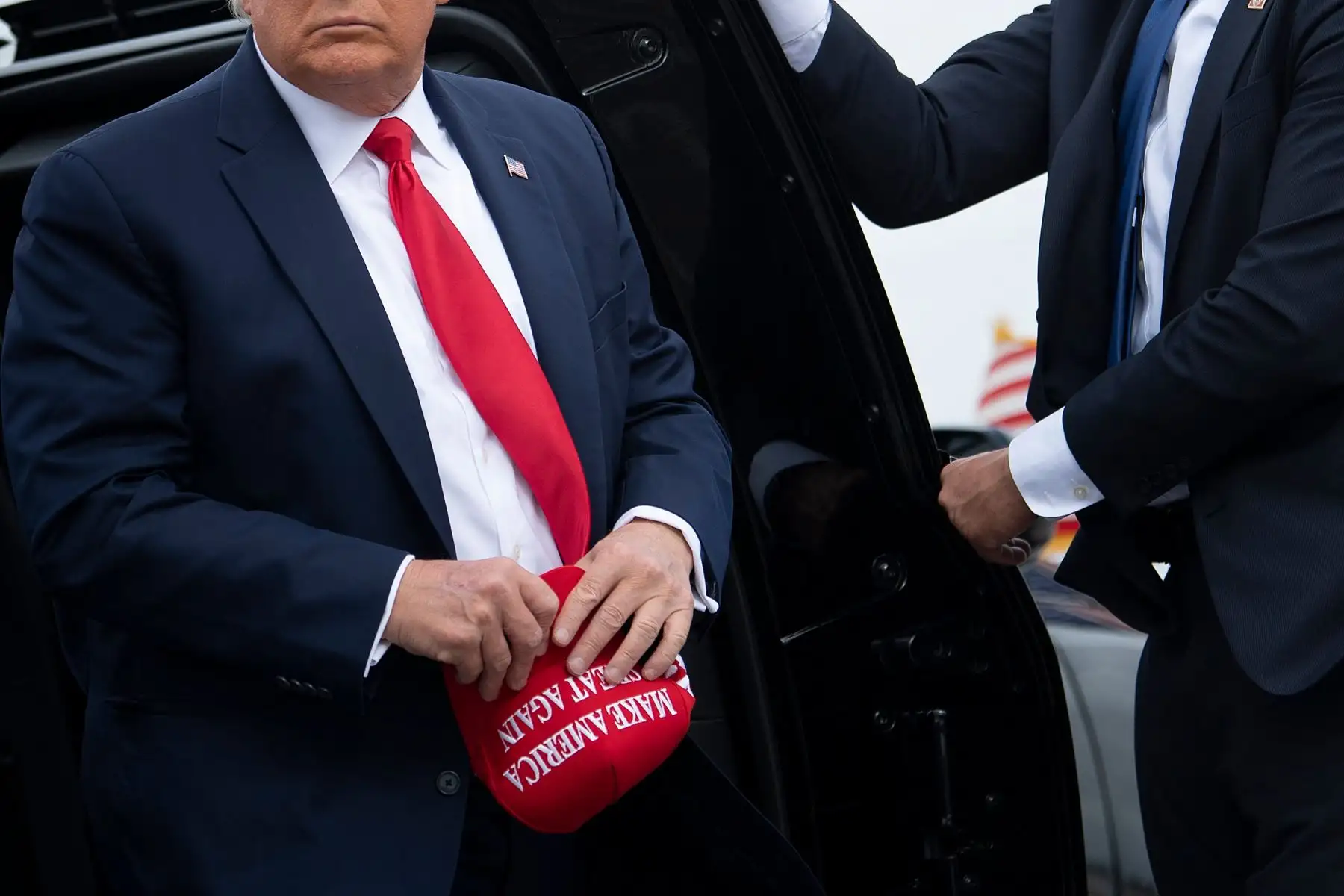El presidente de Estados Unidos, Donald Trump, llega a bordo del Air Force One en el Aeropuerto Internacional de Miami en Miami, Florida.
Foto: AFP