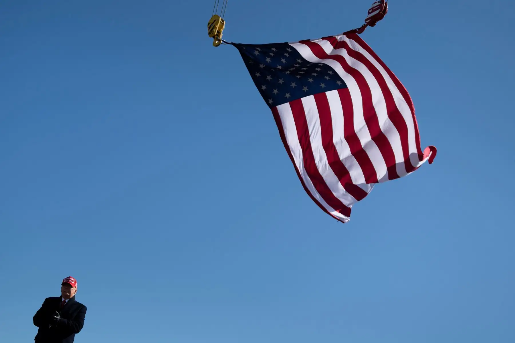 El presidente de los Estados Unidos, Donald Trump, llega para un mitin de Make America Great Again en el Aeropuerto Regional de Fayetteville, Carolina del Norte.
Foto: AFP