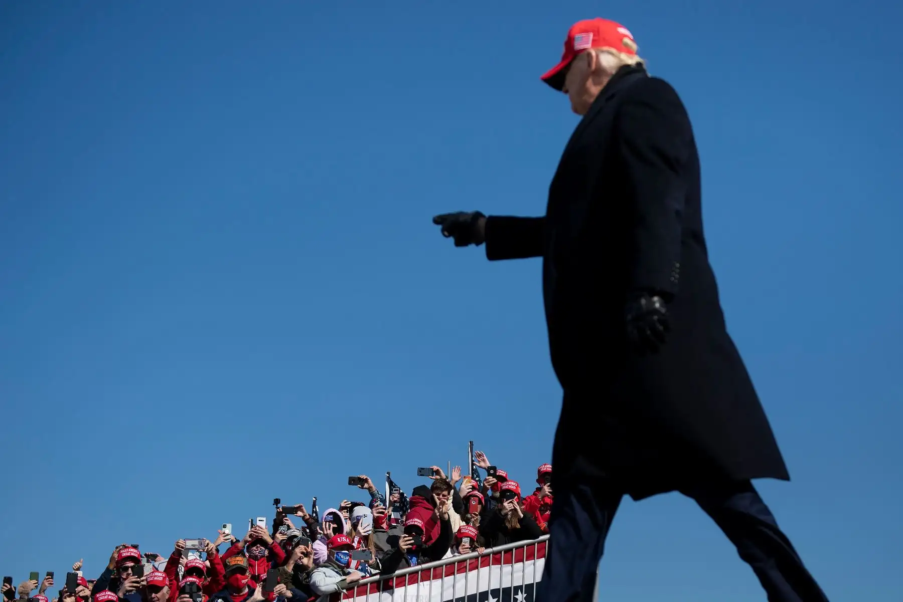 El presidente de los Estados Unidos, Donald Trump, llega para un mitin de Make America Great Again en el Aeropuerto Regional de Fayetteville en Carolina del Norte. 
Foto: AFP