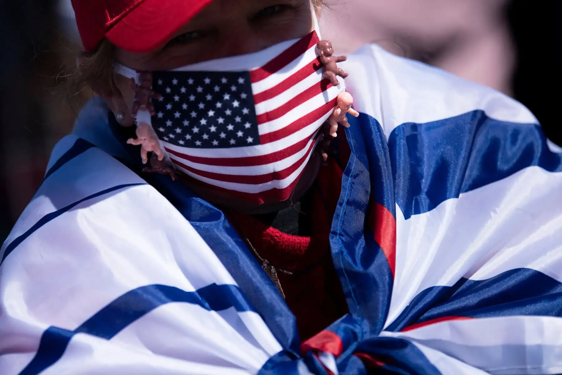 Un partidario escucha mientras el presidente de los Estados Unidos, Donald Trump, habla durante un mitin Make America Great Again en el Aeropuerto Regional de Fayetteville, Carolina del Norte. 
Foto: AFP