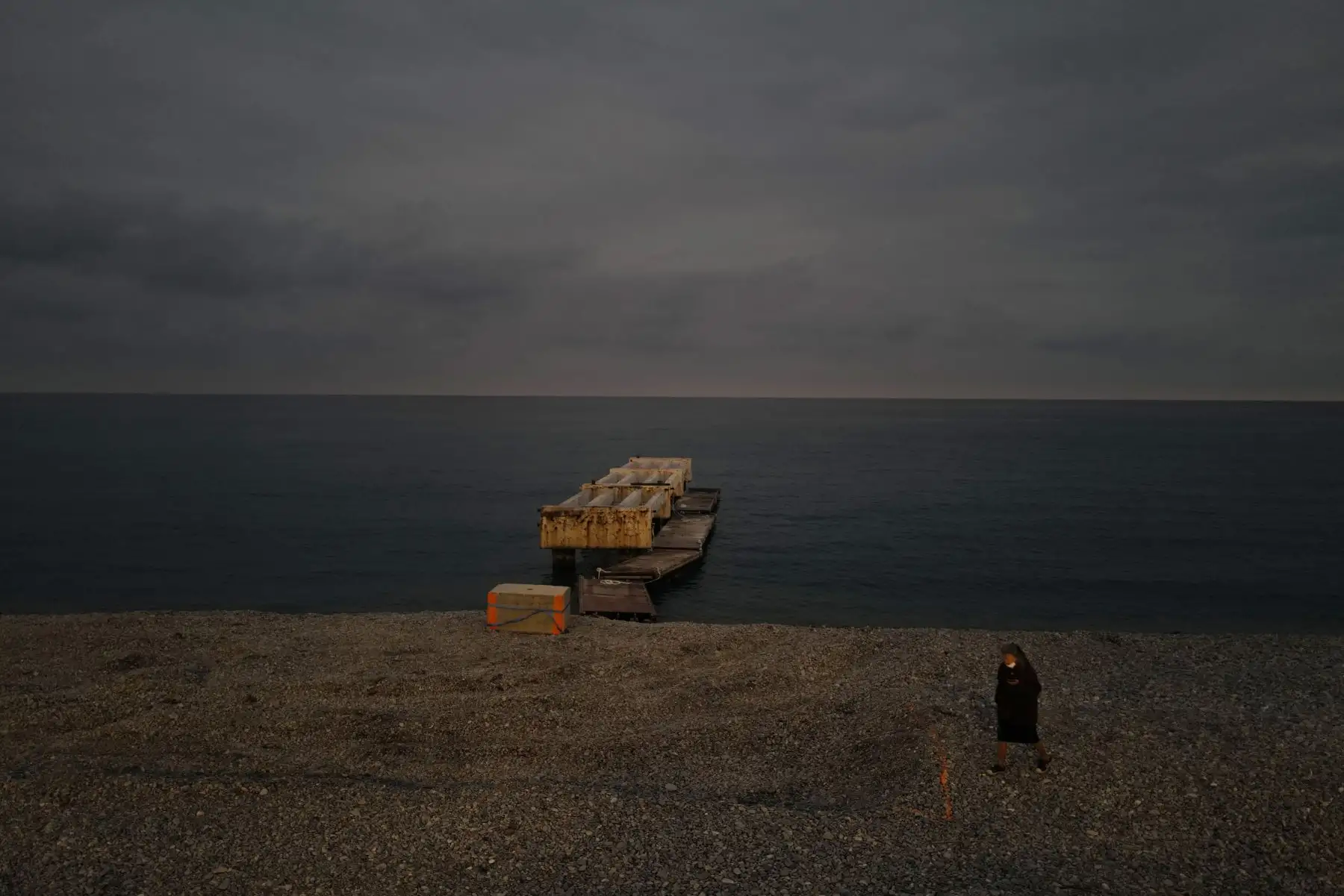 Una mujer camina en una playa en el cuarto día de un encierro destinado a contener la propagación del nuevo coronavirus, en Niza, sureste de Francia. Foto: AFP