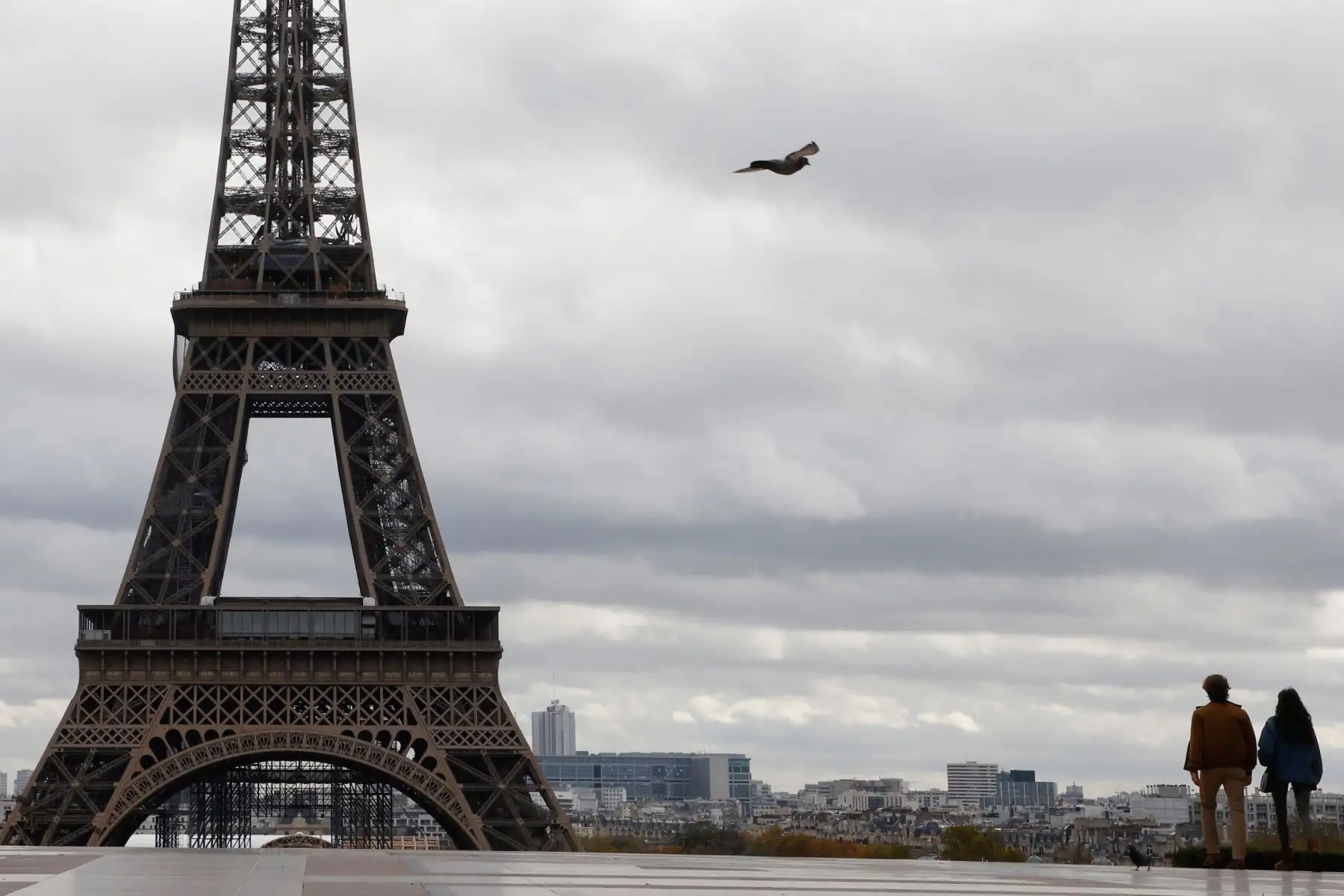 Dos peatones caminan por la plaza Trocadero en el cuarto día de un encierro destinado a contener la propagación del nuevo coronavirus en París, Francia. Foto: AFP