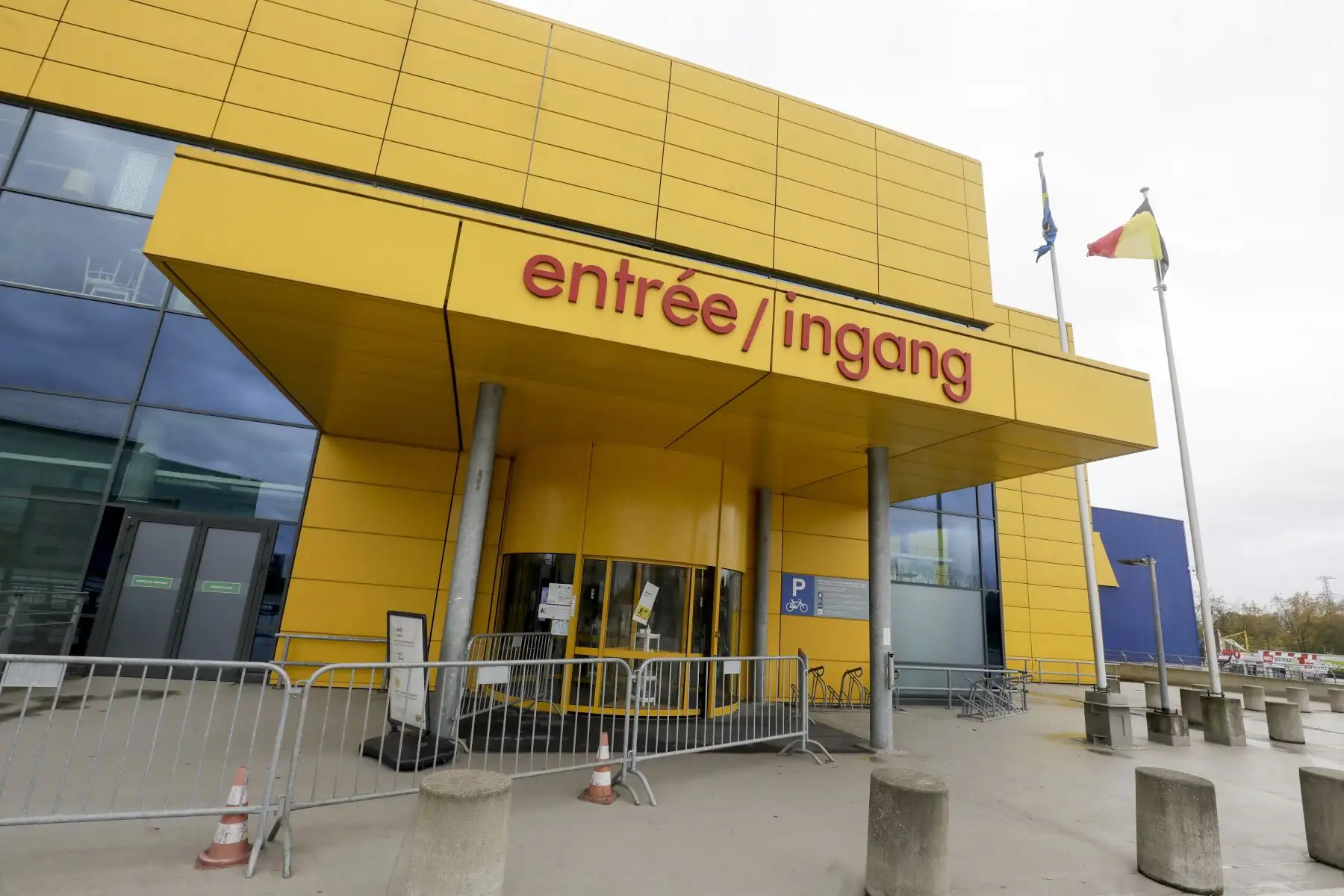 La tienda para el hogar de Ikea está cerrada luego de las nuevas regulaciones de bloqueo en Anderlecht. Bélgica ingresa a su segundo bloqueo para tratar de contener la propagación del nuevo cornonavirus. Foto: AFP