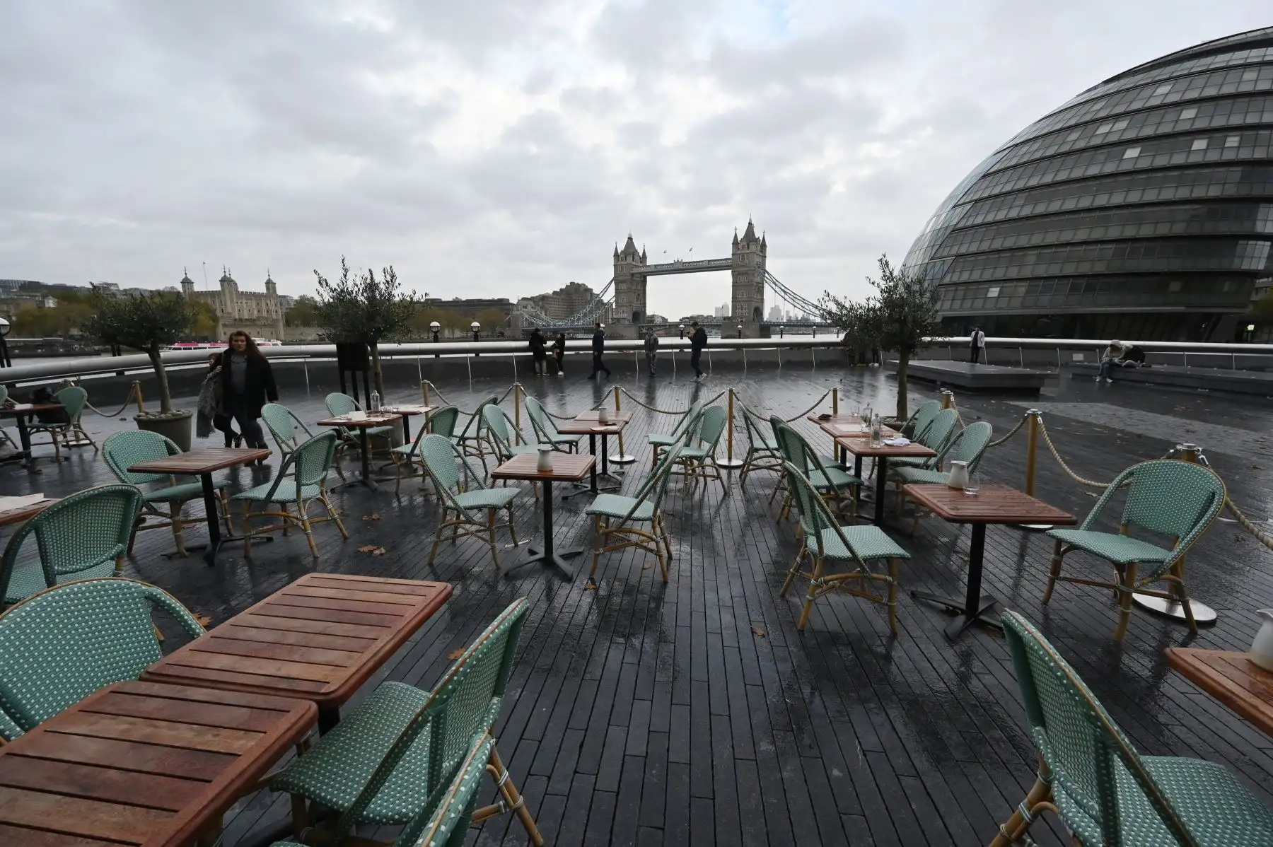 Se observan mesas vacías fuera de un restaurante con el Tower Bridge de fondo, en Londres. Inglaterra se prepara para entrar en un segundo bloqueo por coronavirus, en un esfuerzo ante el aumento de las infecciones. Foto: AFP