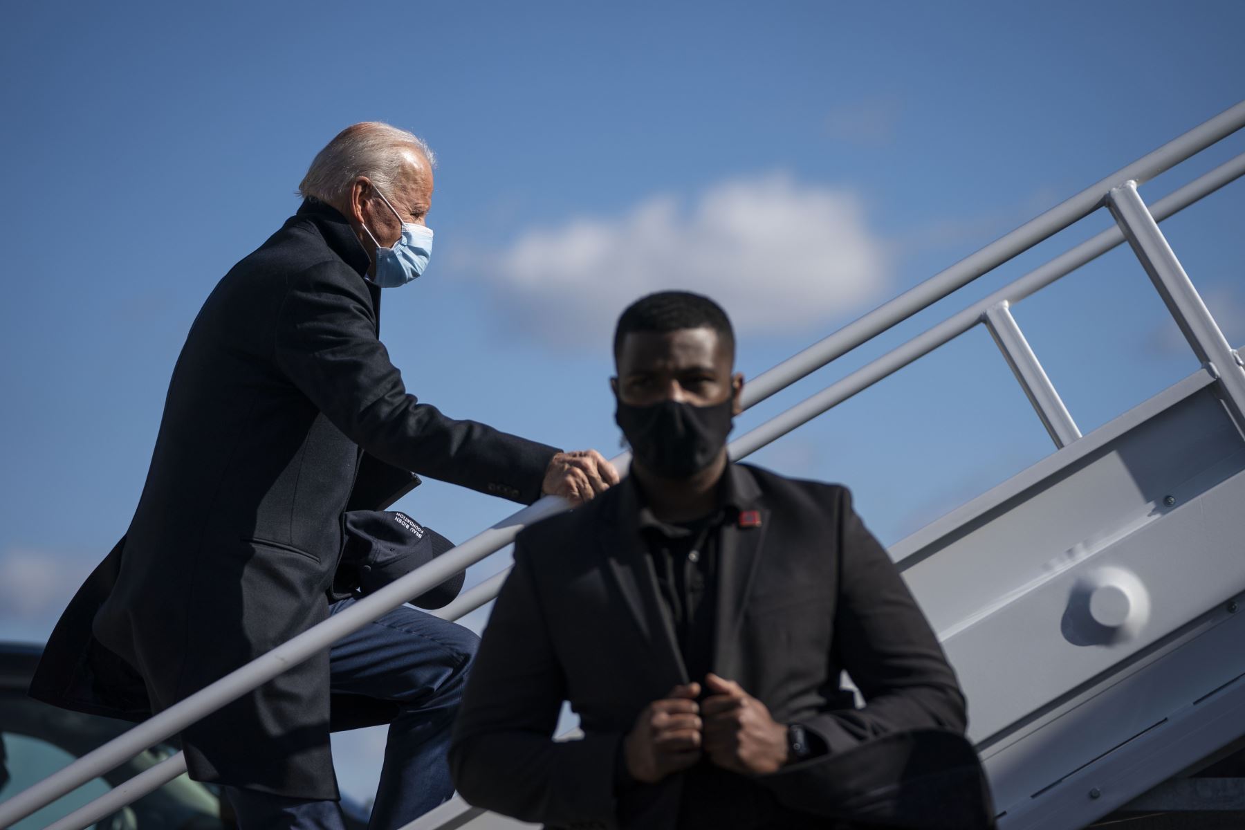 El candidato presidencial demócrata Joe Biden aborda su avión de campaña en el aeropuerto de  New Castle, Delaware. 
Foto: AFP