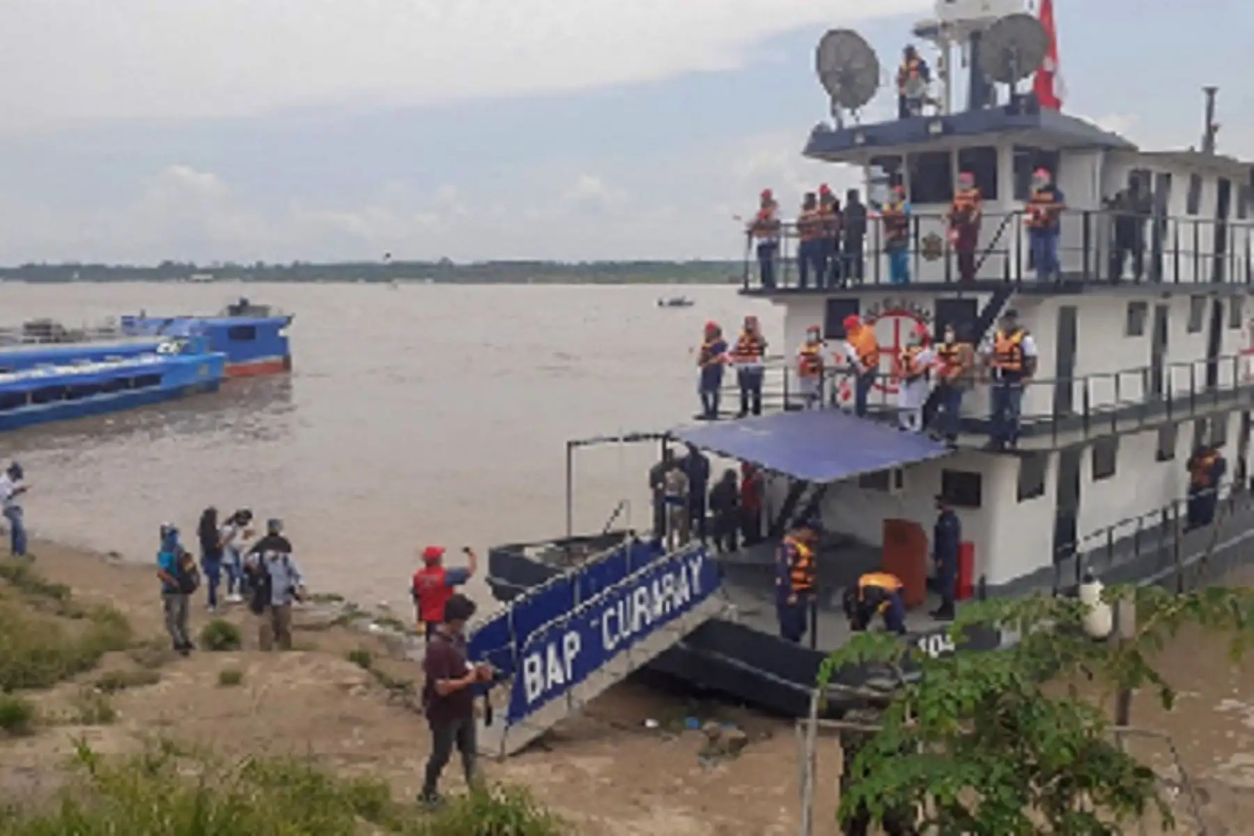 La Marina de Guerra y la Fuerza Aérea del Perú apoyan en las campañas sociales por la Amazonía.