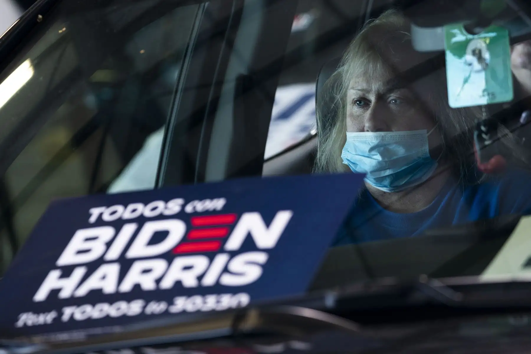 Los partidarios escuchan desde sus autos mientras el candidato presidencial demócrata Joe Biden habla en un mitin para obtener el voto en el aeropuerto de Cleveland Burke Lakefront en Cleveland, Ohio. 
Foto: AFP