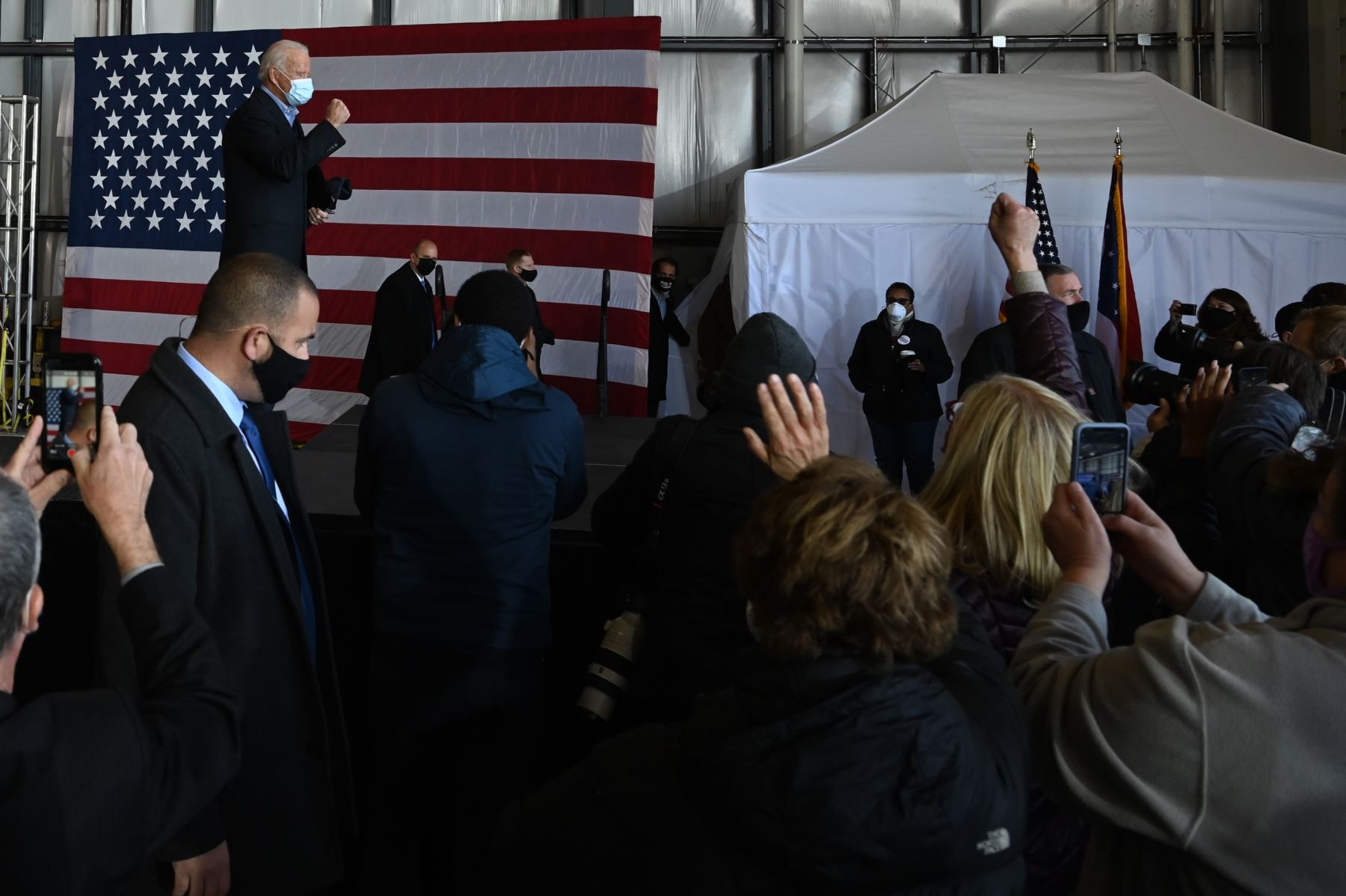 El candidato presidencial demócrata Joe Biden hace un gesto después de un drive-in para salir del evento de votación en el aeropuerto Burke Lakefront en Cleveland, Ohio.
Foto: AFP