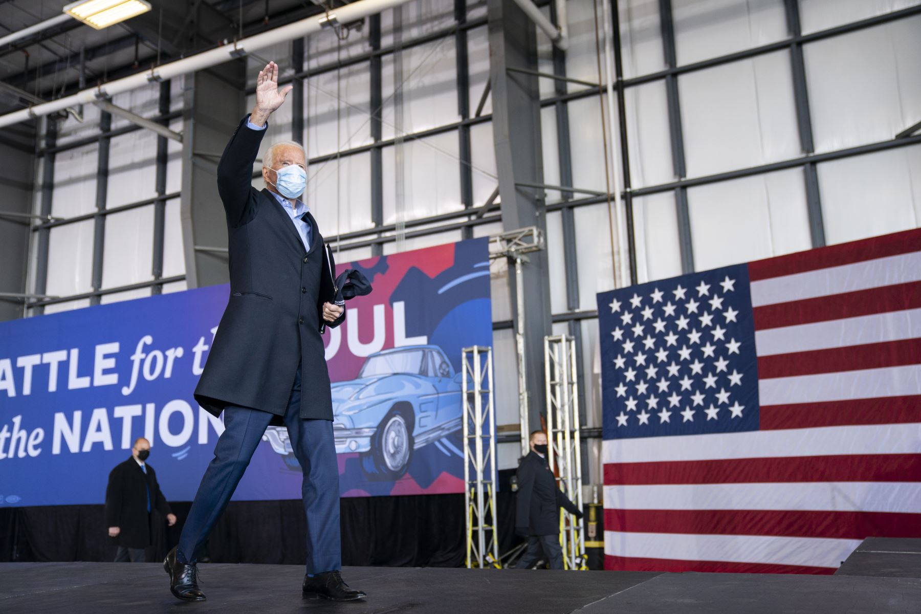 El candidato presidencial demócrata Joe Biden saluda al salir de un mitin para obtener el voto en el aeropuerto de Cleveland Burke Lakefront  en Cleveland, Ohio. 
Foto: AFP