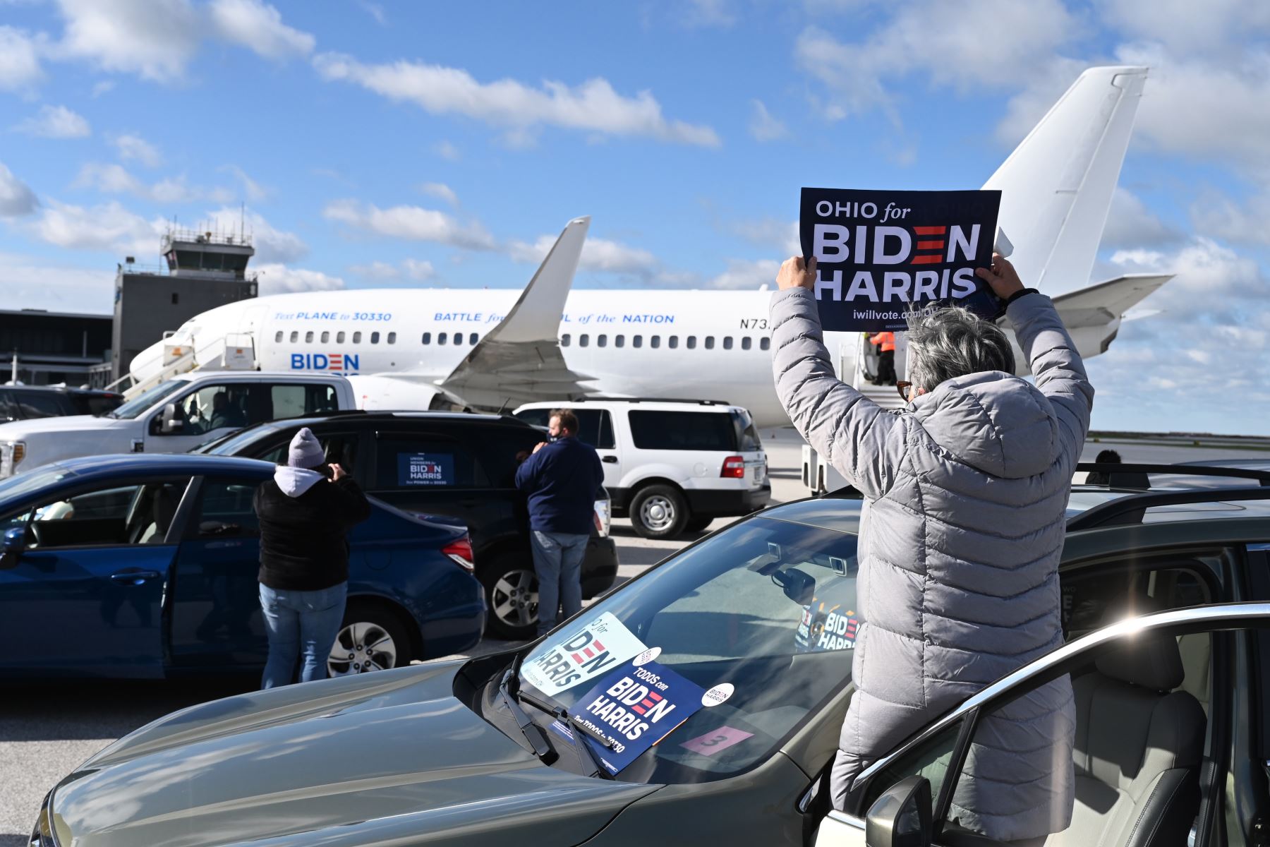 Los partidarios vitorean cuando el avión del candidato presidencial demócrata Joe Biden llega al aeropuerto Burke Lakefront  en Cleveland, Ohio.
Foto: AFP