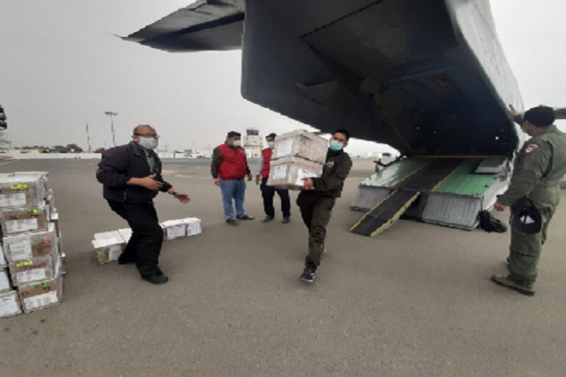Las tabletas llegaron en un avión de la Fuerza Aérea y fueron trasladadas al almacén del Ejército de Perú a la espera de que el Minedu puede convocar a la empresa que se encargará de su reparto