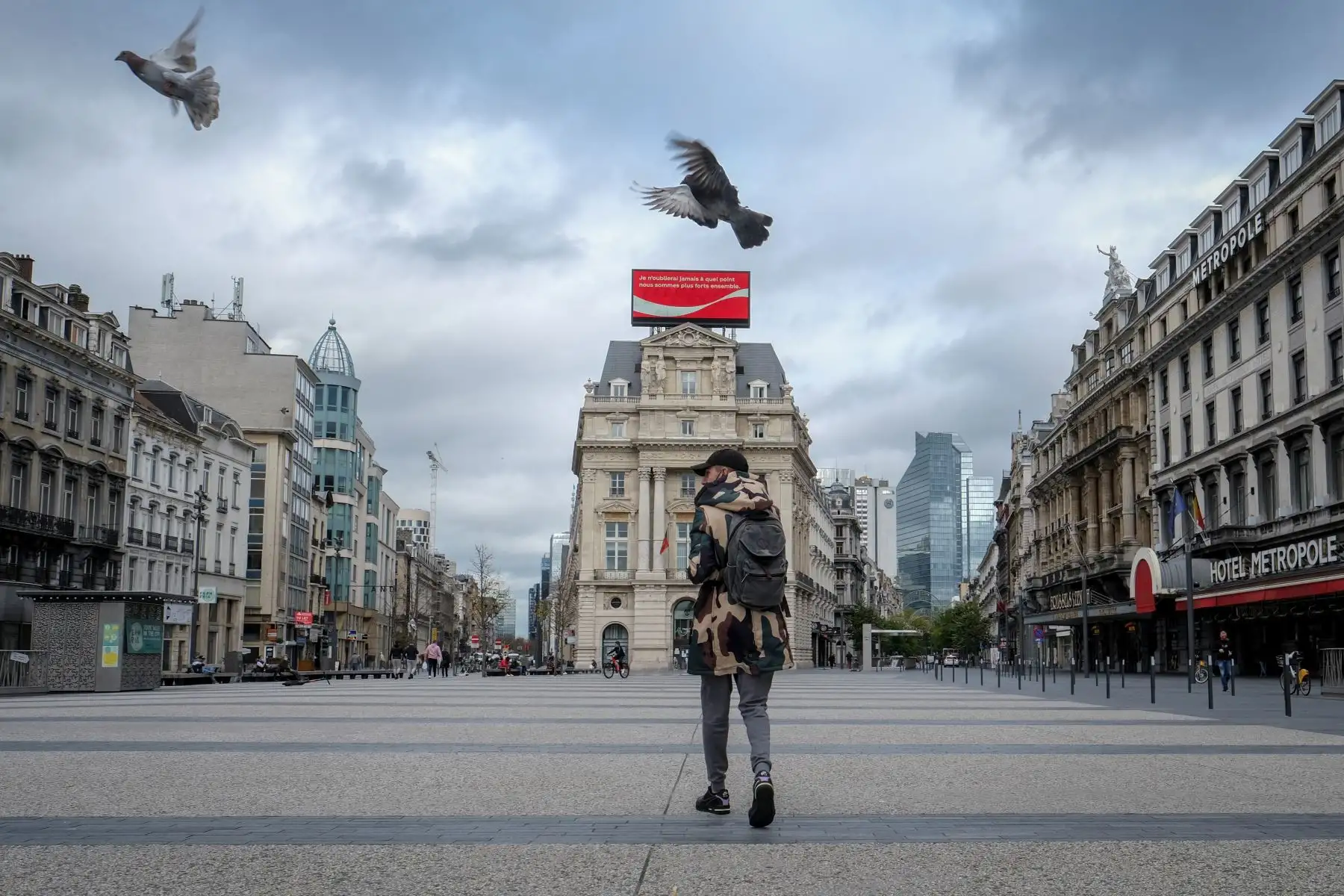 Un hombre camina solo en la place de Brouckere en el primer día de nuevas medidas de bloqueo parcial contra el Covid-19 en Bruselas, Bélgica. Foto: EFE