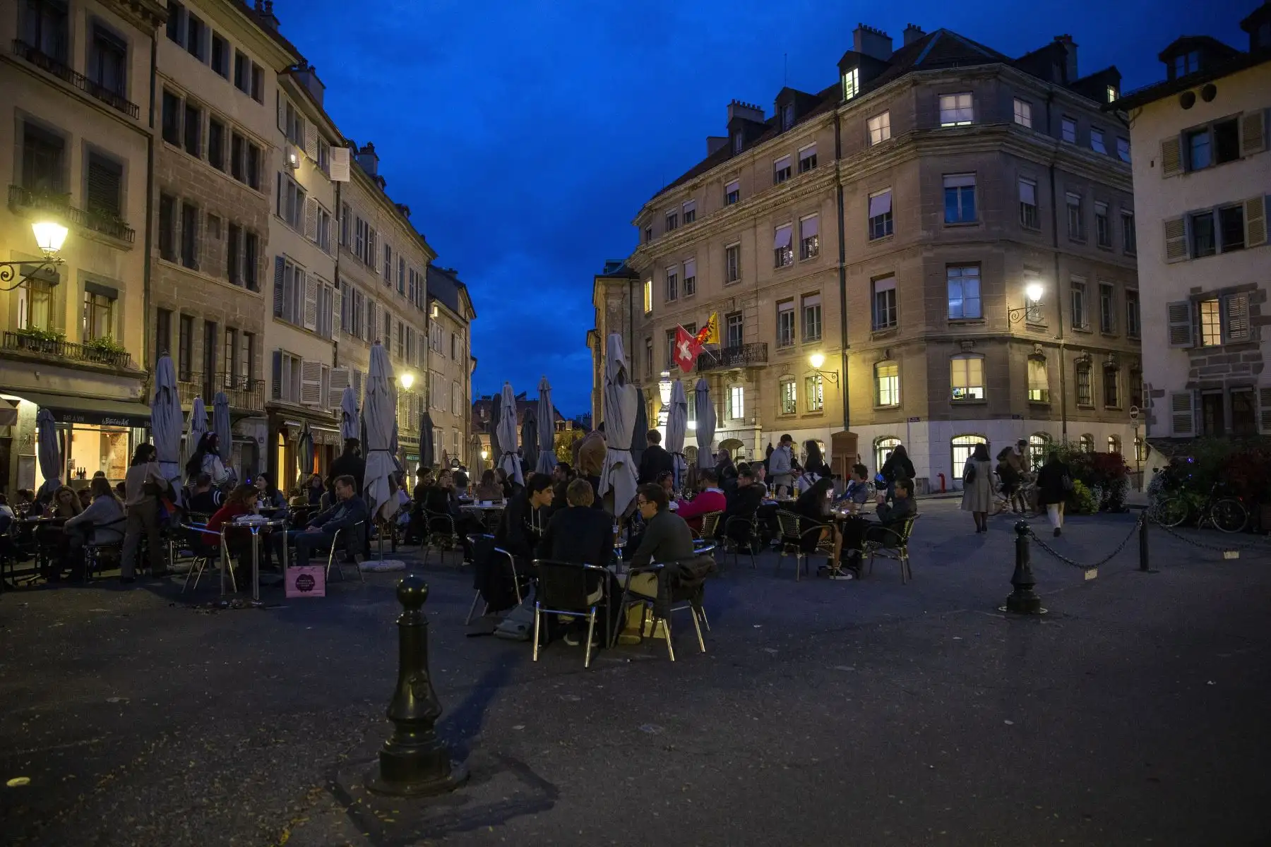 La gente disfruta de las terrazas de los restaurantes en la place du Bourg-de-Four en la ciudad vieja ante un nuevo bloqueo parcial, en Ginebra, en Suiza, para frenar la pandemia del coronavirus. Foto: EFE