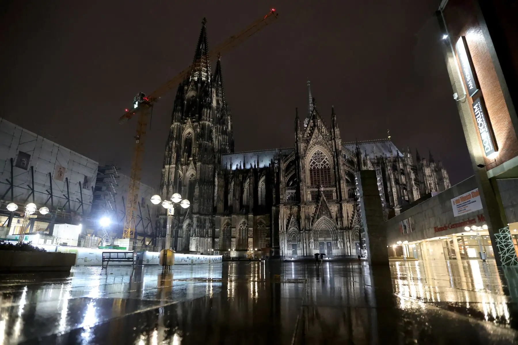 Se observa la plaza vacía frente a la Catedral de Colonia, en Alemania, tras las nuevas restricciones para frenar la propagación del nuevo coronavirus. Foto: EFE