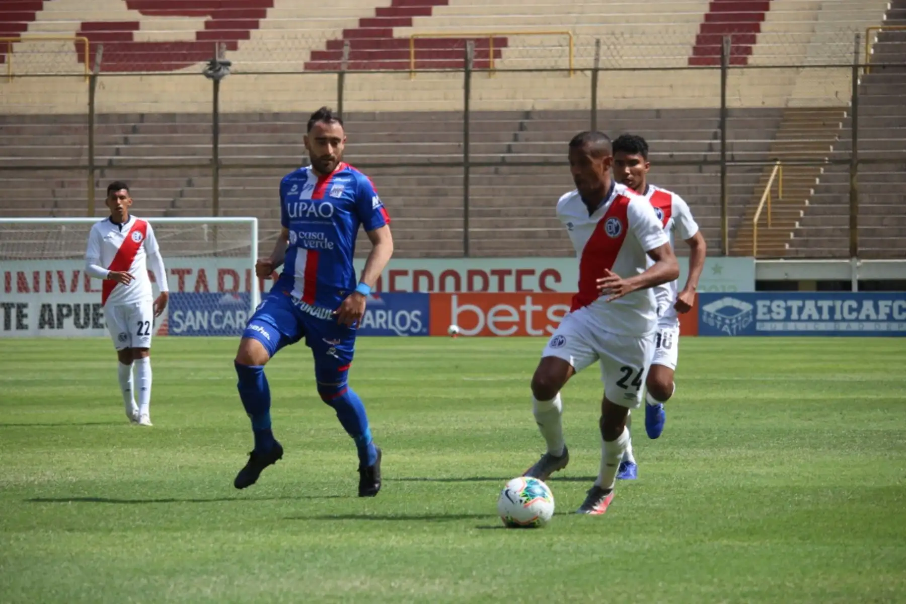 El futbolista J. Ross de Deportivo Municipal  a Deportivo Municipal dirige el balón ante la marca de su rival del C. Mannucci por la tercera fecha de la fase 2 de la Liga 1, en el estadio Monumental. Foto: Liga 1