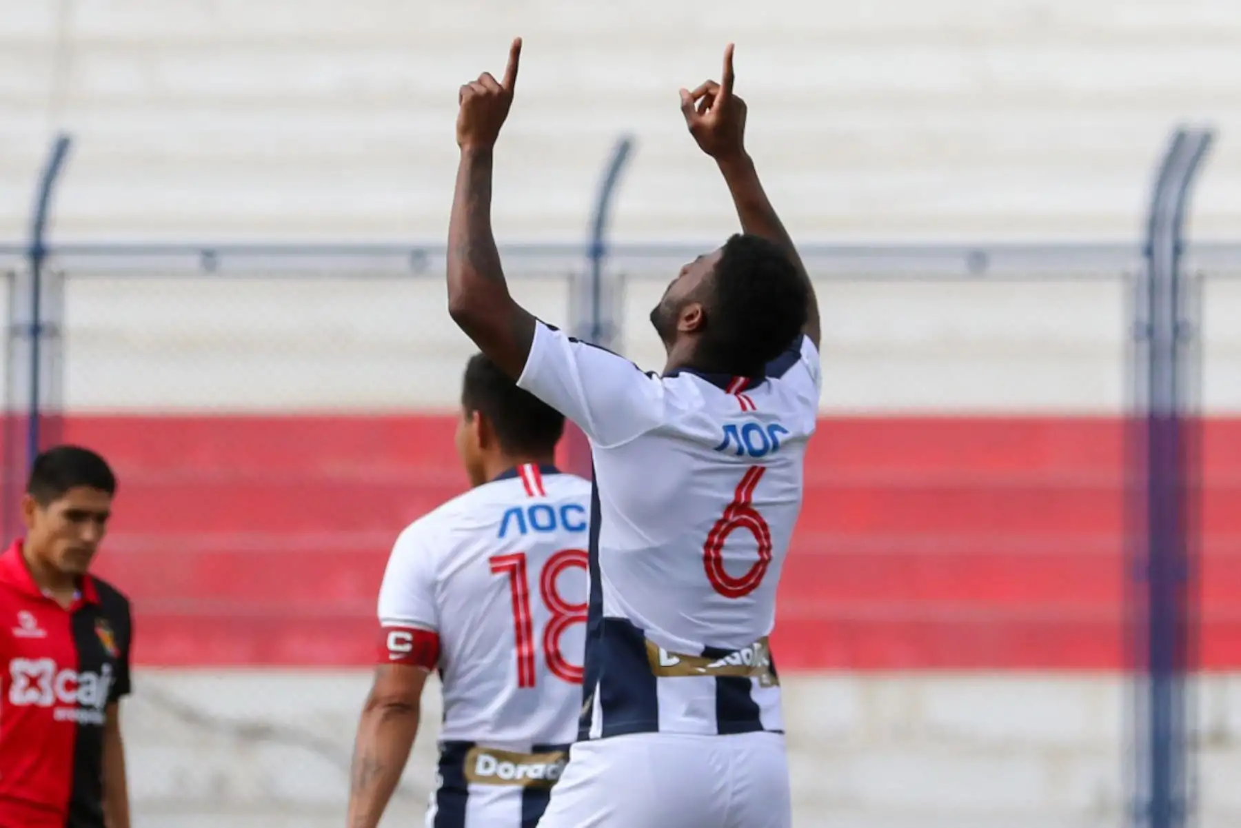 Carlos Ascues de Alianza Lima celebra junto a sus compañeros tras anotar un gol ante Melgar por la tercera jornada de la fase 2 de la Liga 1, en el estadio Ivan Elías Moreno. Foto: Liga 1