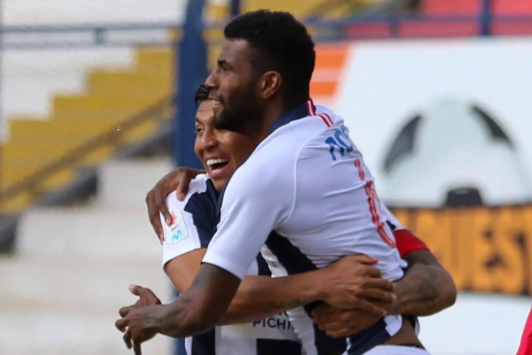Carlos Ascues de Alianza Lima celebra junto a sus compañeros tras anotar un gol ante Melgar por la tercera jornada de la fase 2 de la Liga 1, en el estadio Ivan Elías Moreno. Foto: Liga 1