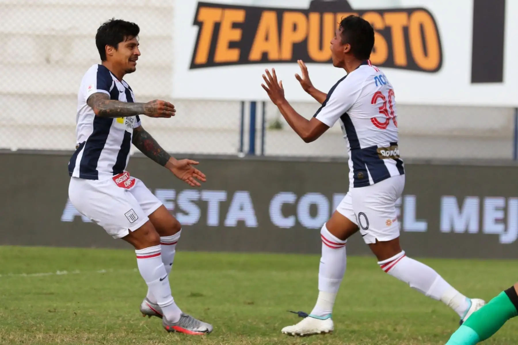 Kluiverth Aguilar de Alianza Lima celebra junto a su compañero tras anotar ante Melgar por la tercera jornada de la fase 2 de la Liga 1, en el estadio Iván Elías Moreno. Foto: Liga 1