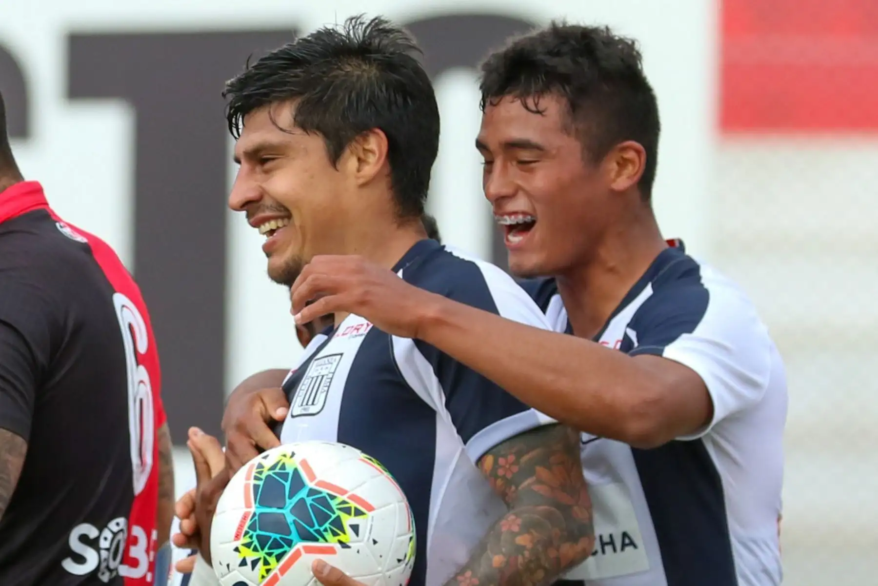 Patricio Rubio de Alianza Lima celebra junto a su compañero tras anotar ante Melgar por la tercera jornada de la fase 2 de la Liga 1, en el estadio Iván Elías Moreno. Foto: Liga 1
