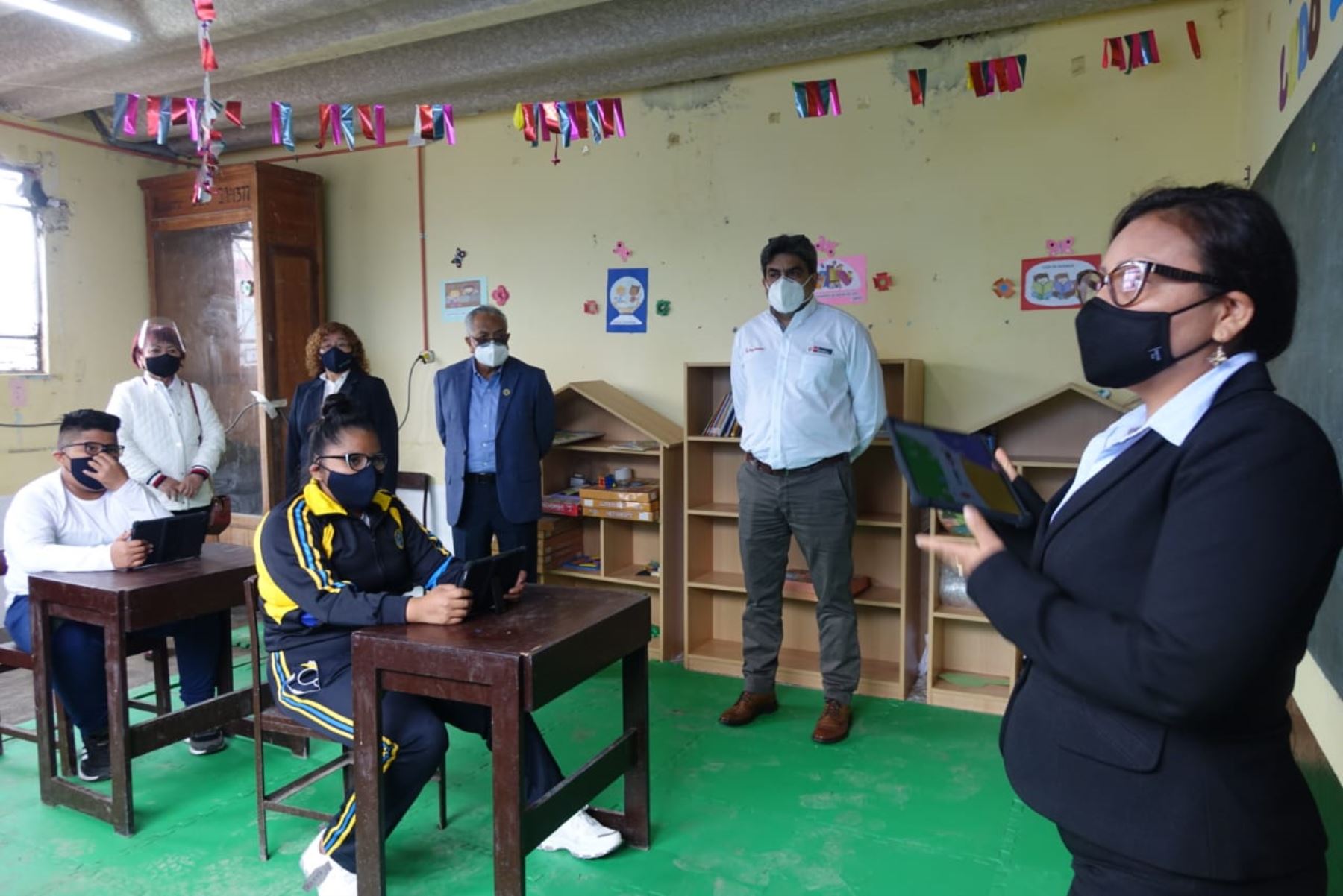 Titular de Educación inició en Chancay la entrega de 15 mil tablets a estudiantes y docentes de la zona rural de Lima. Foto: Minedu