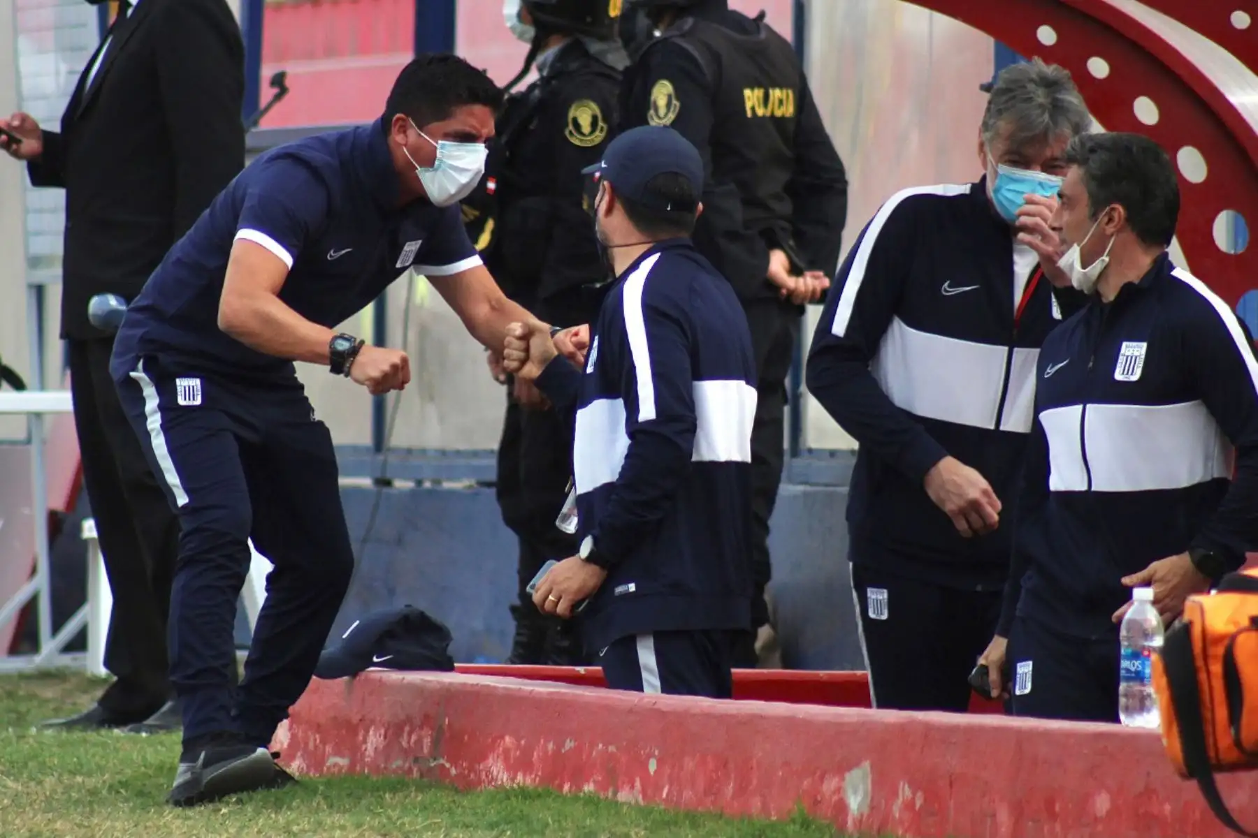 Comando Técnico de Alianza Lima celebra el gol anotado ante Melgar por la tercera jornada de la fase 2 de la Liga 1, en el estadio Iván Elías Moreno. Foto: @LigaFutProf