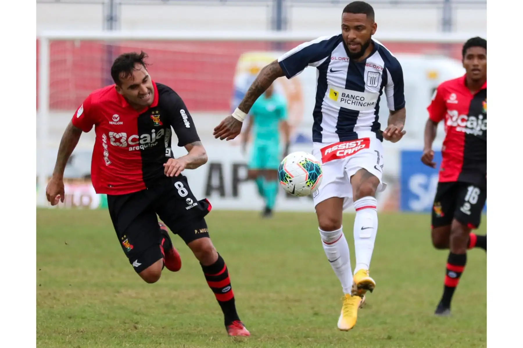 Jugador A. Gómez  de Alianza Lima disputa el balón  ante un jugador del Melgar por la tercera jornada de la fase 2 de la Liga 1, en el estadio Iván Elías Moreno. Foto: @LigaFutProf