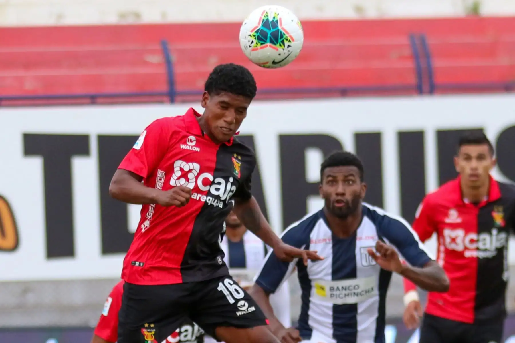 El jugador D. Cabrera de Melgar disputa el balón  ante el jugador de Alianza Lima  por la tercera jornada de la fase 2 de la Liga 1, en el estadio Iván Elías Moreno. Foto: @LigaFutProf