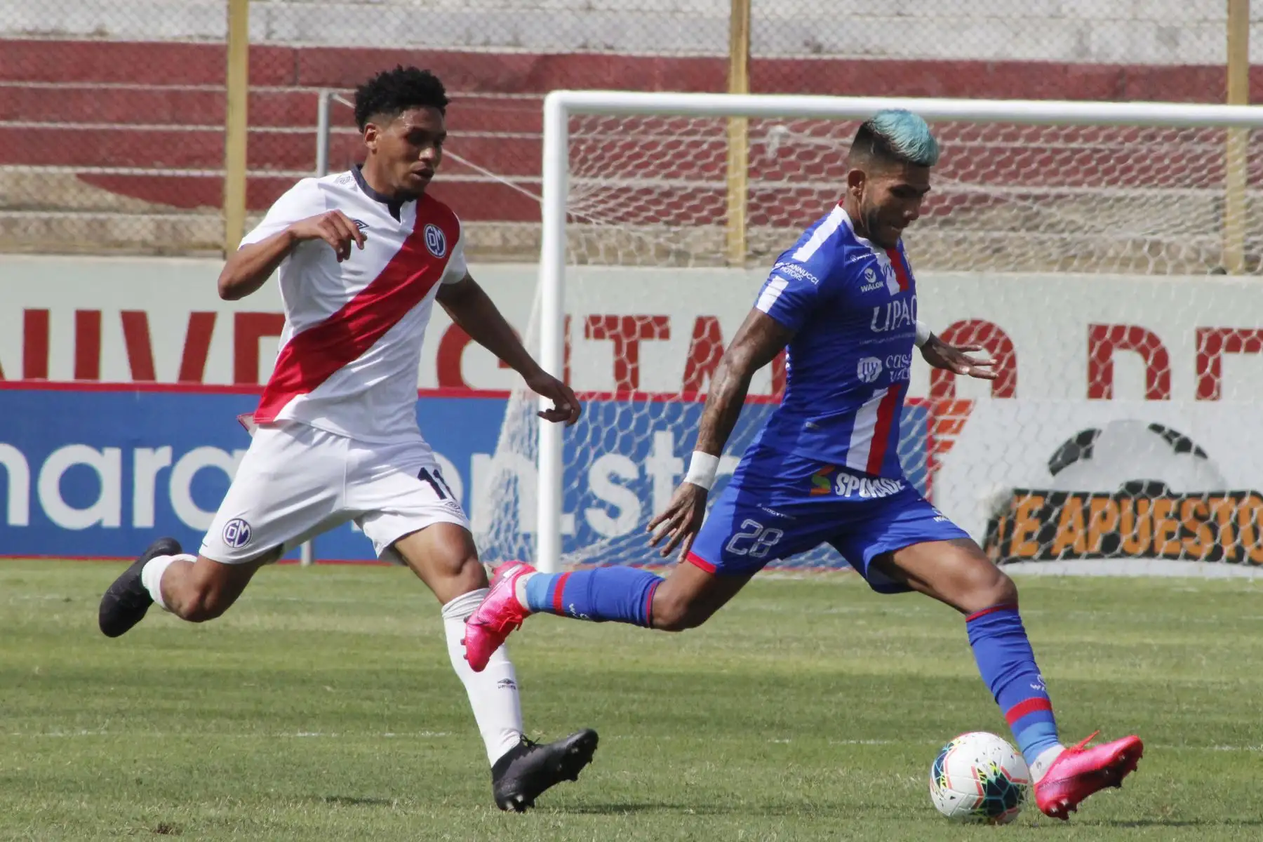 Tarek Carranza del C. Mannucci disputa el balón  ante jugador  del Deportivo Municipal por la tercera fecha de la fase 2 de la Liga 1, en el estadio Monumental.
Foto: @LigaFutProf