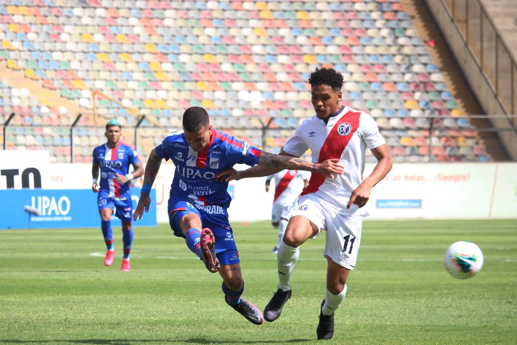 I. Regalado del Municipal disputa el balón  ante jugador  del Mannucci  por la tercera fecha de la fase 2 de la Liga 1, en el estadio Monumental.
Foto: @LigaFutProf