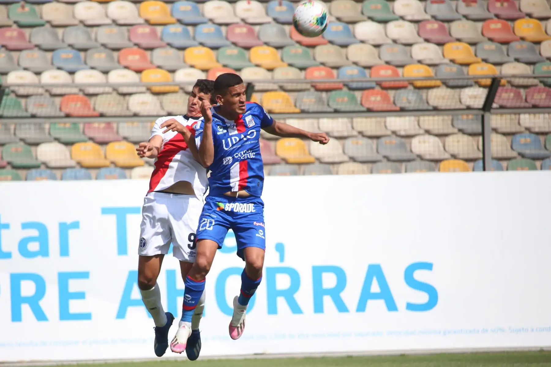 K. Moreno del  Mannucci disputa el balón  ante jugador  del  Municipal por la tercera fecha de la fase 2 de la Liga 1, en el estadio Monumental.
Foto: @LigaFutProf