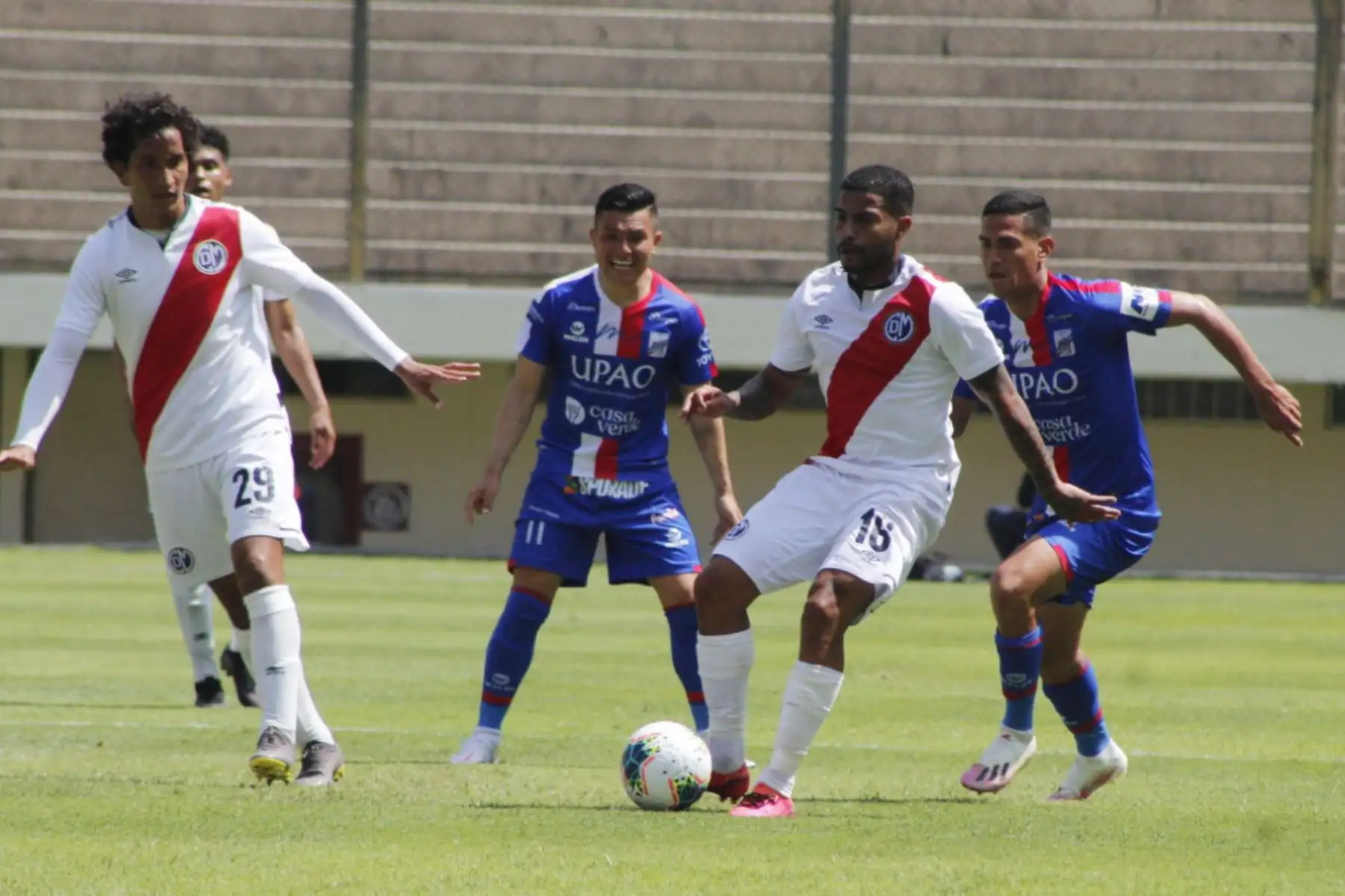 J. Torres  del Municipal  disputa el balón  ante jugador  del Mannucci por la tercera fecha de la fase 2 de la Liga 1, en el estadio Monumental.
Foto: @LigaFutProf