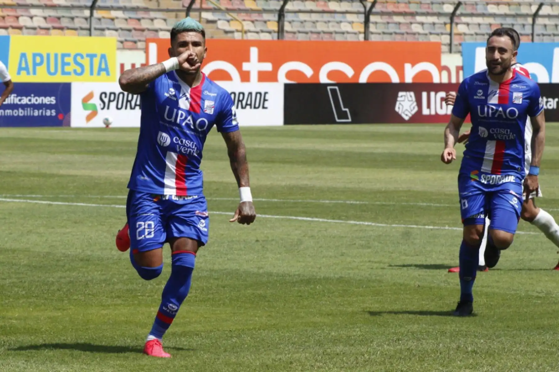 Tarek Carranza del C. Mannucci celebra tras anotar un gol ante el Deportivo Municipal por la tercera fecha de la fase 2 de la Liga 1, en el estadio Monumental. 
Foto: @LigaFutProf