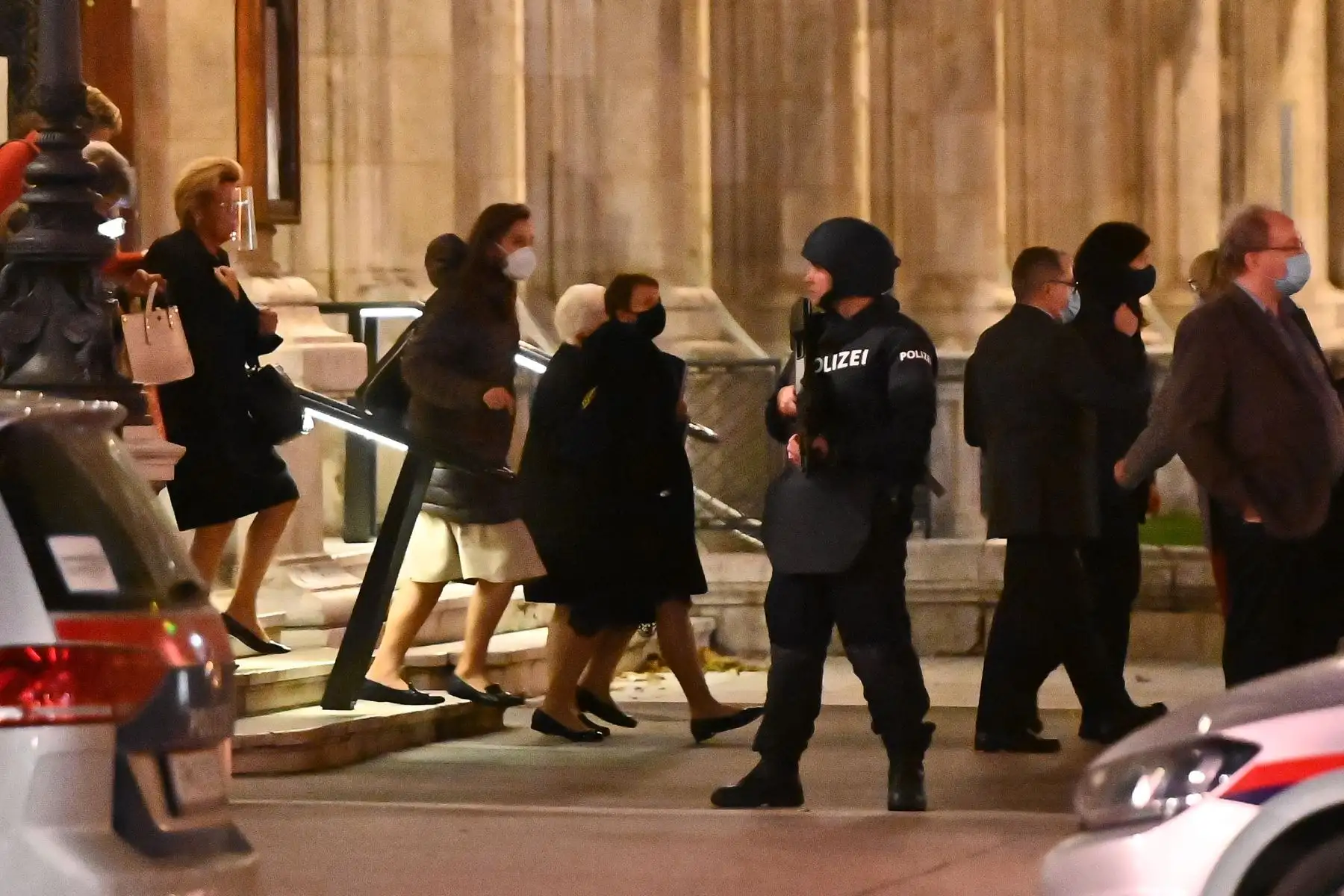Los invitados a la ópera abandonan el lugar bajo la supervisión de policías armados, en el centro de Viena , luego de un tiroteo. 
Foto: AFP
