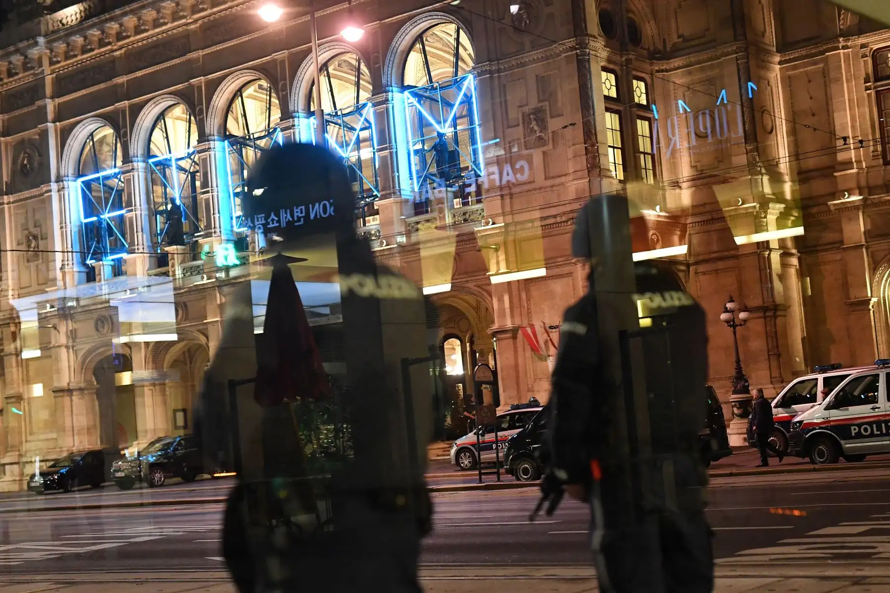 Policías armados montan guardia frente a la Ópera Estatal en el centro de Viena luego de un tiroteo. 
Foto. AFP