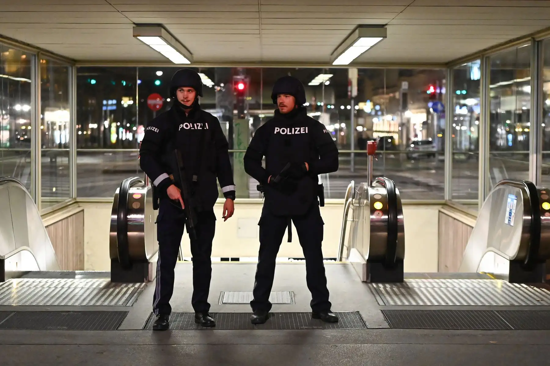 Policías armados patrullan cerca de la ópera estatal en el centro de Viena , luego de un tiroteo. 
Foto: AFP