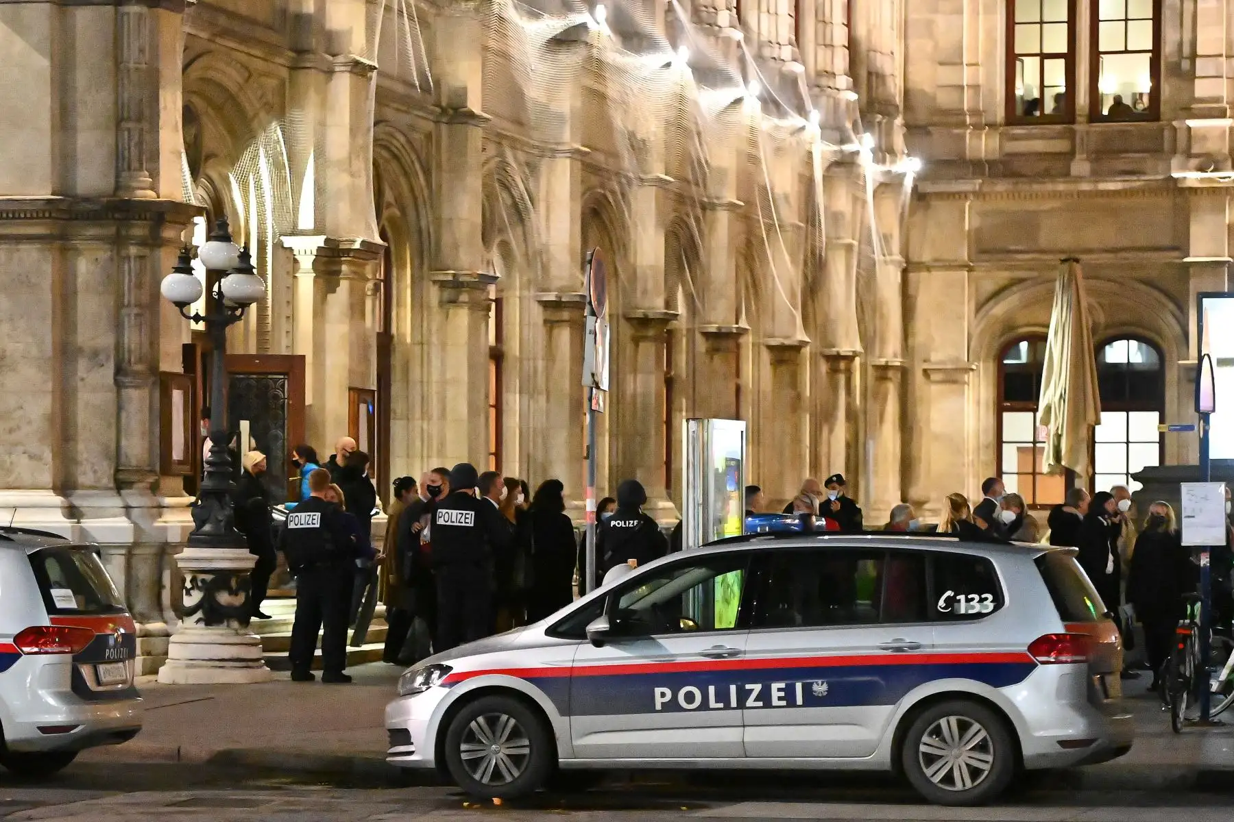 Los invitados a la ópera abandonan la ópera estatal bajo la supervisión de policías armados, en el centro de Viena  luego de un tiroteo. 
Foto: AFP