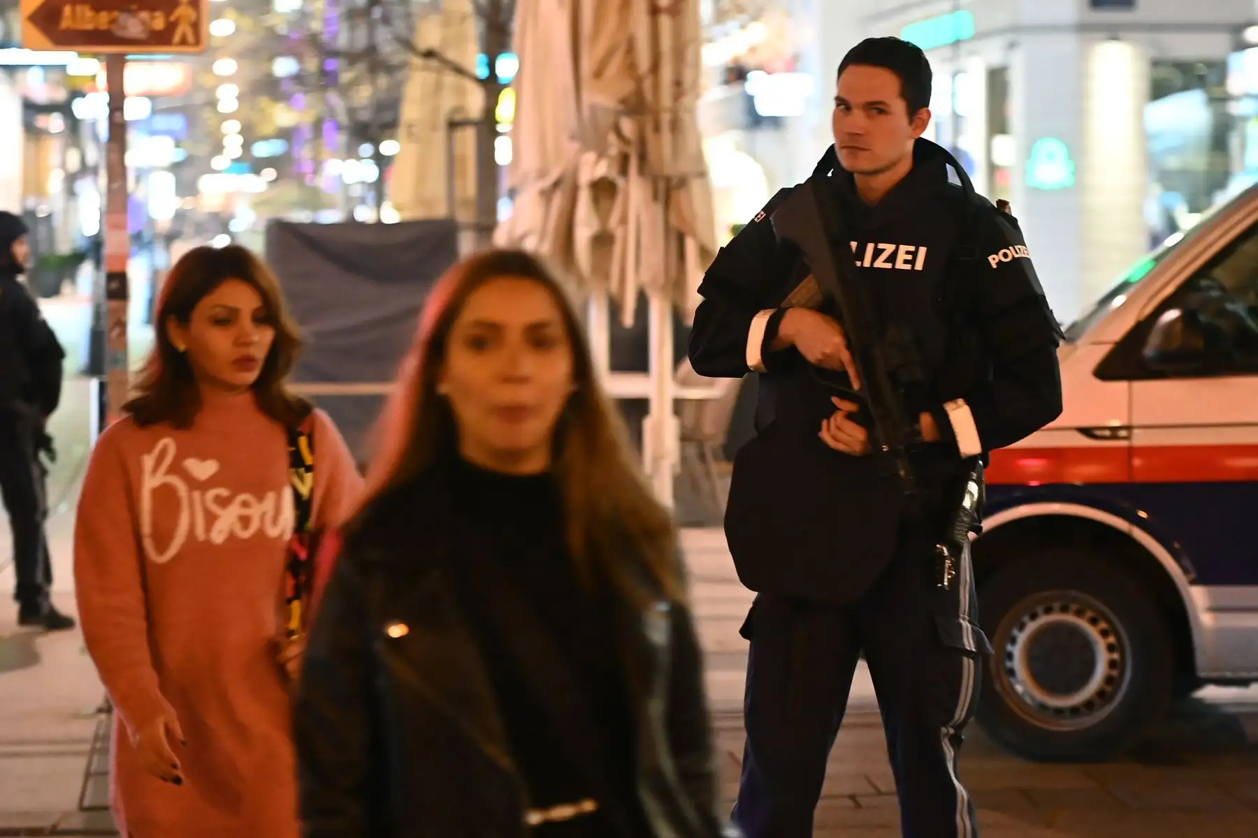 Un policía armado hace guardia mientras los peatones pasan por el centro de Viena , luego de un tiroteo. 
Foto: AFP