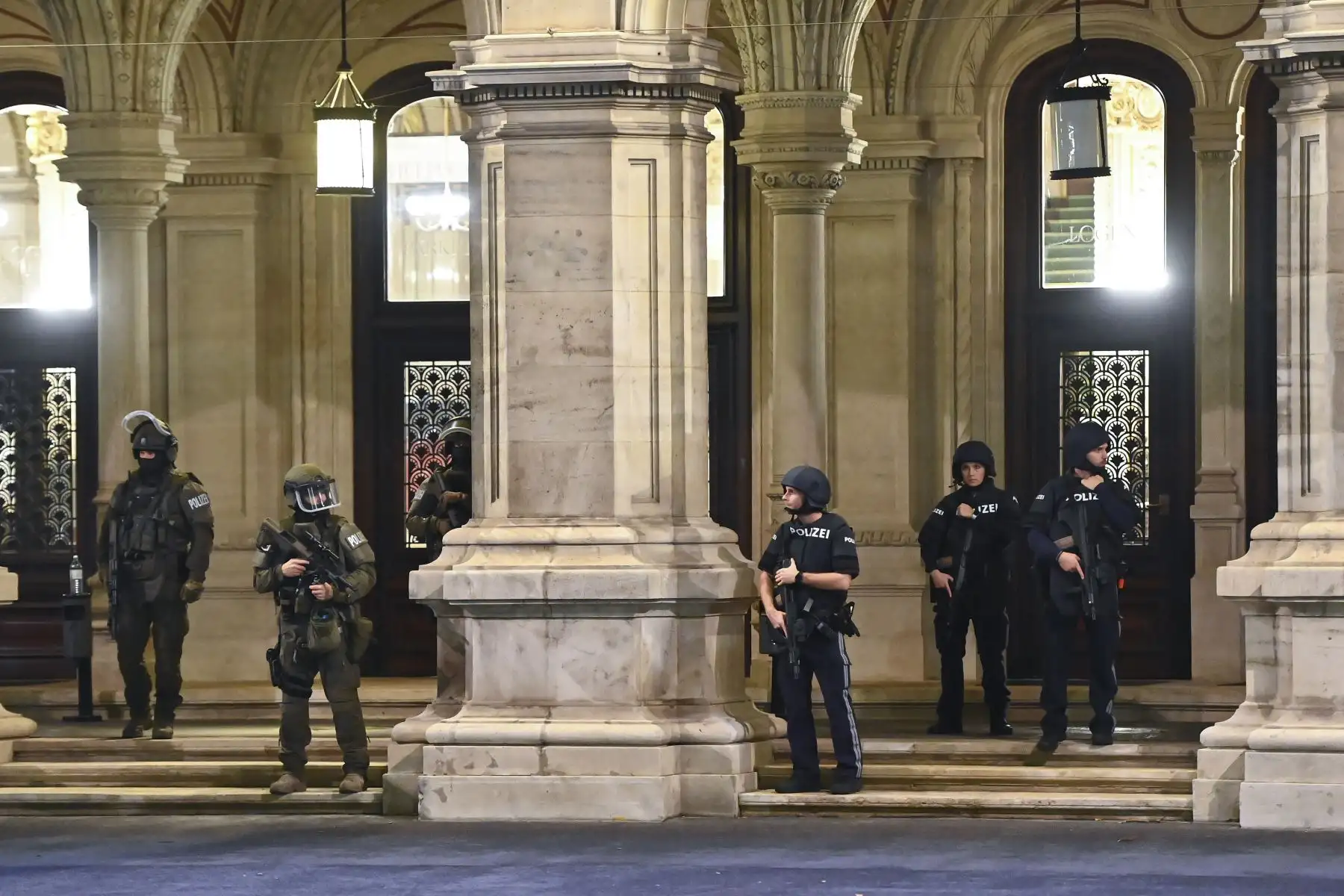 Policías armados montan guardia frente a la entrada principal de la Ópera Estatal en el centro de Viena  luego de un tiroteo.